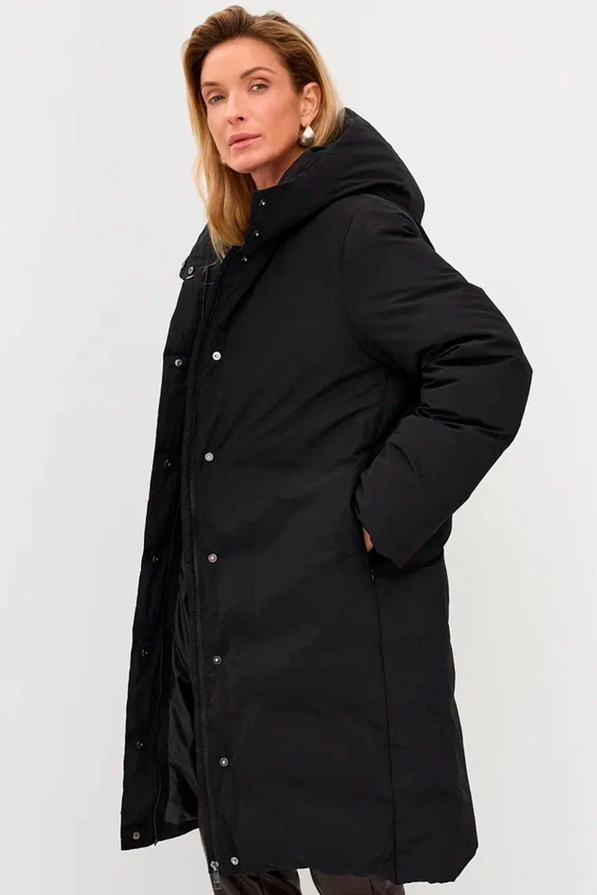 Черный минималистичный пуховик из ткани с Peach эффектом, 52