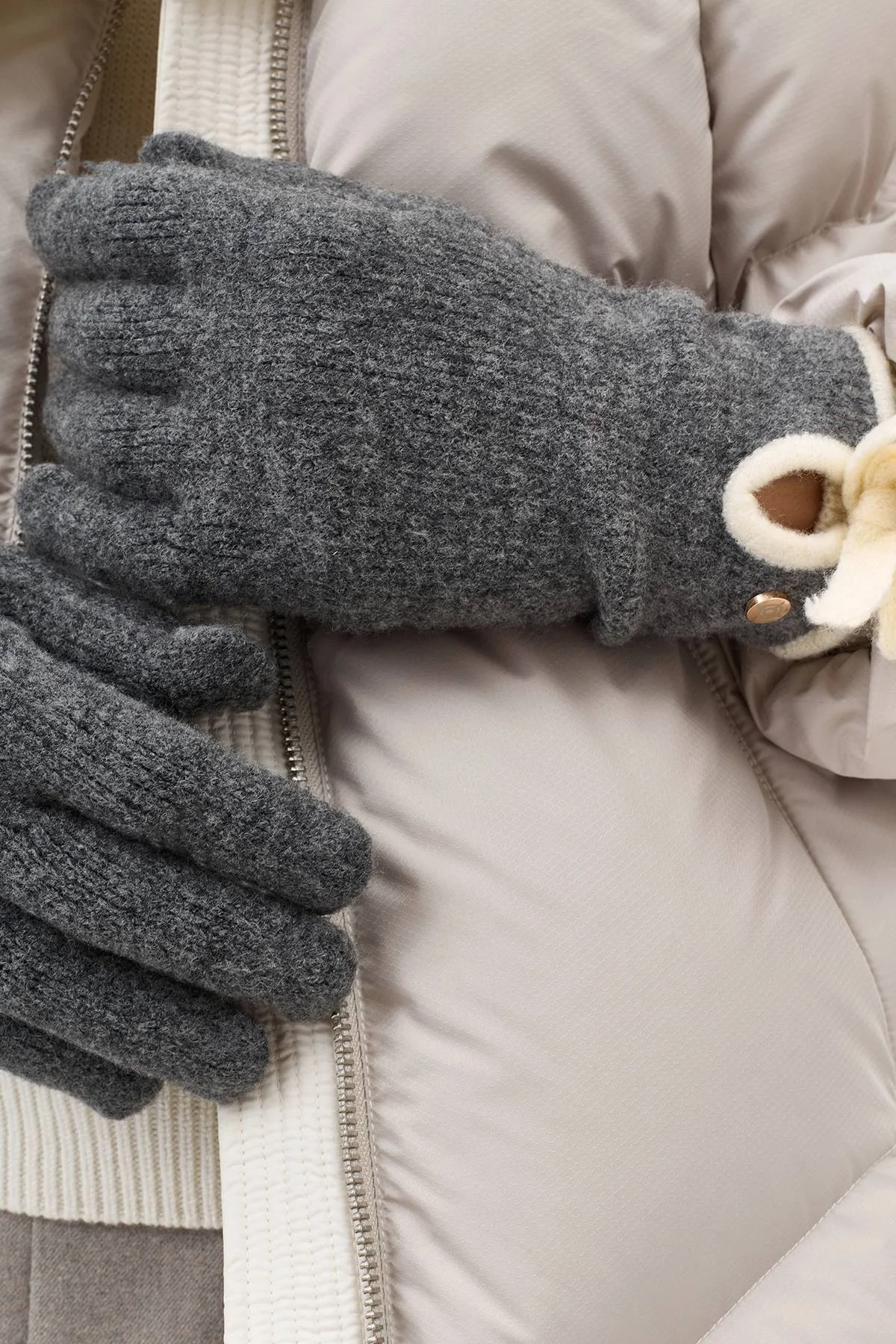 Серые вязаные перчатки с контрастной отделкой, One