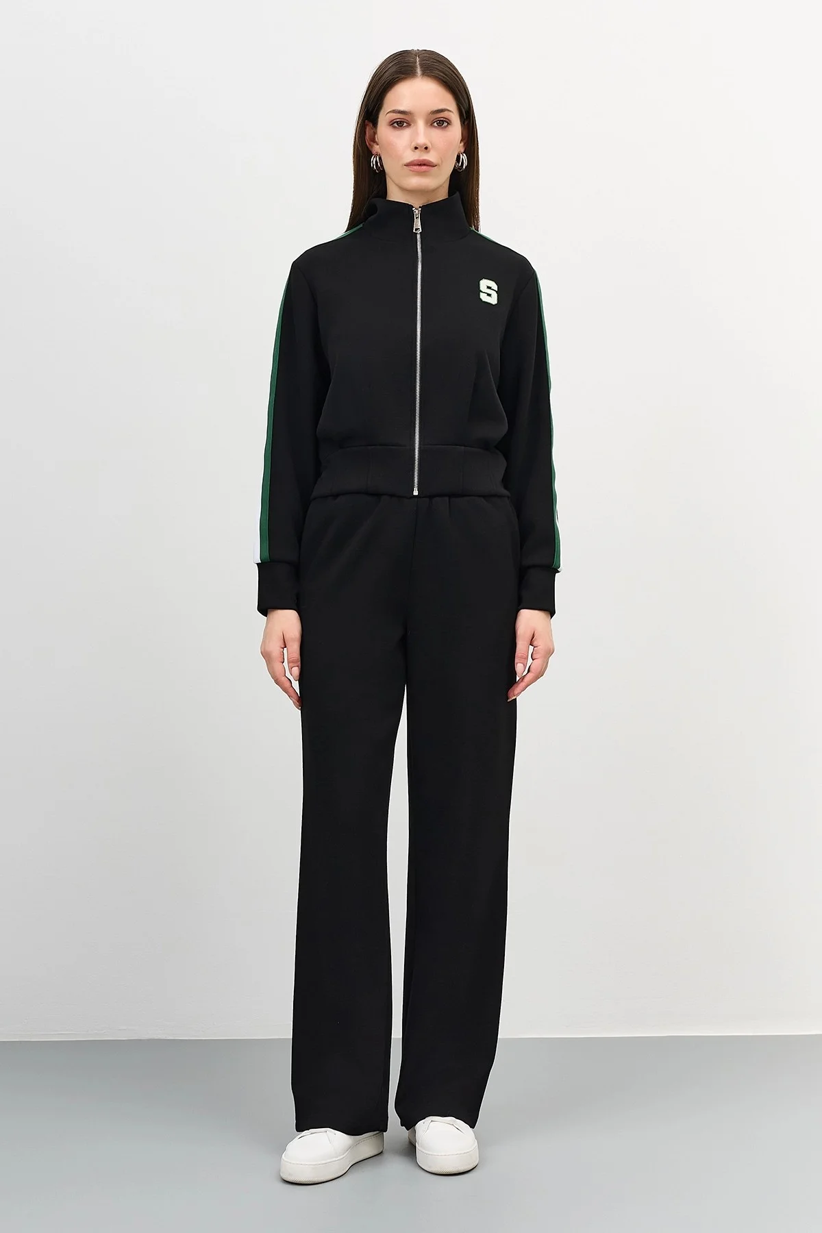 Трикотажный бомбер в спортивном стиле,50