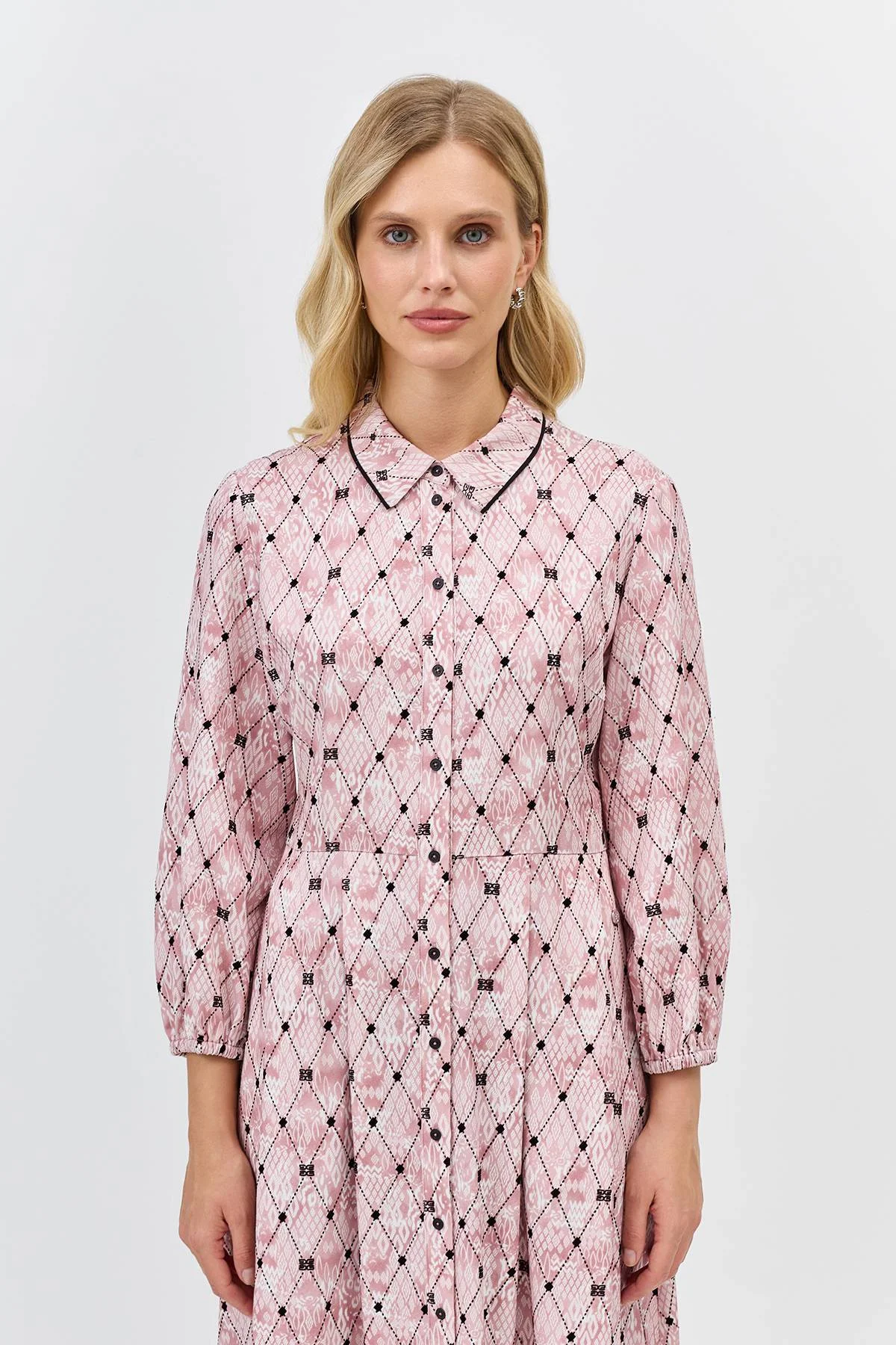 Лимитированная серия платье-рубашка с брендированным принтом и палантином, 40