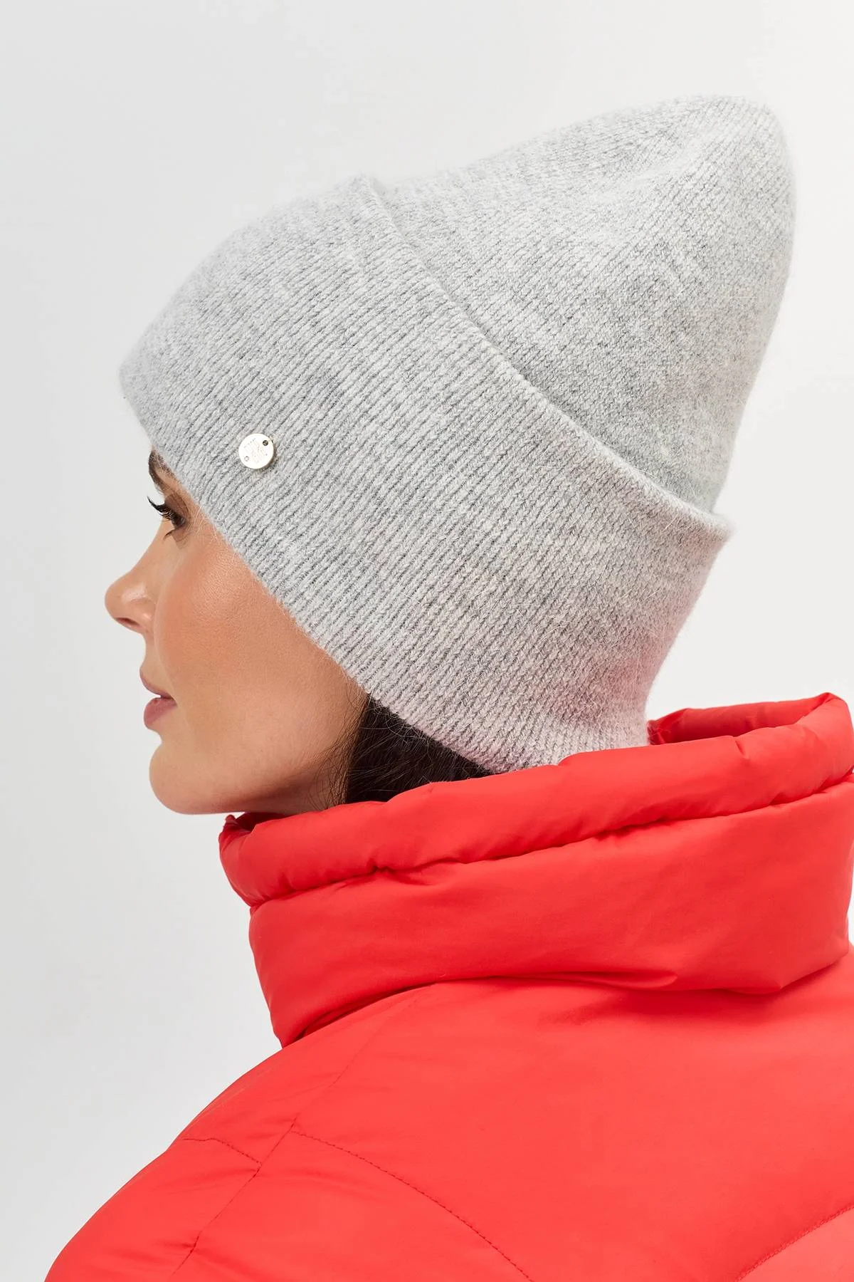 Серая шапка в рубчик с декором, One