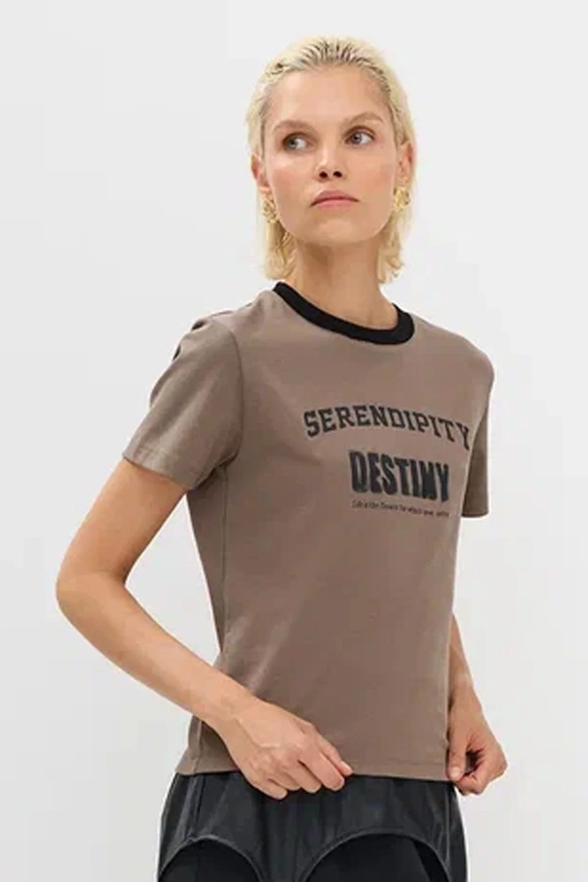 Футболка с текстовым принтом и акцентной горловиной, 42р