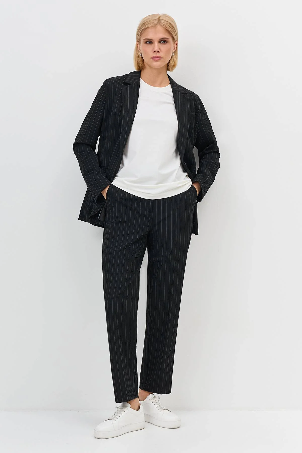 Классические брюки в тонкую полоску, 44