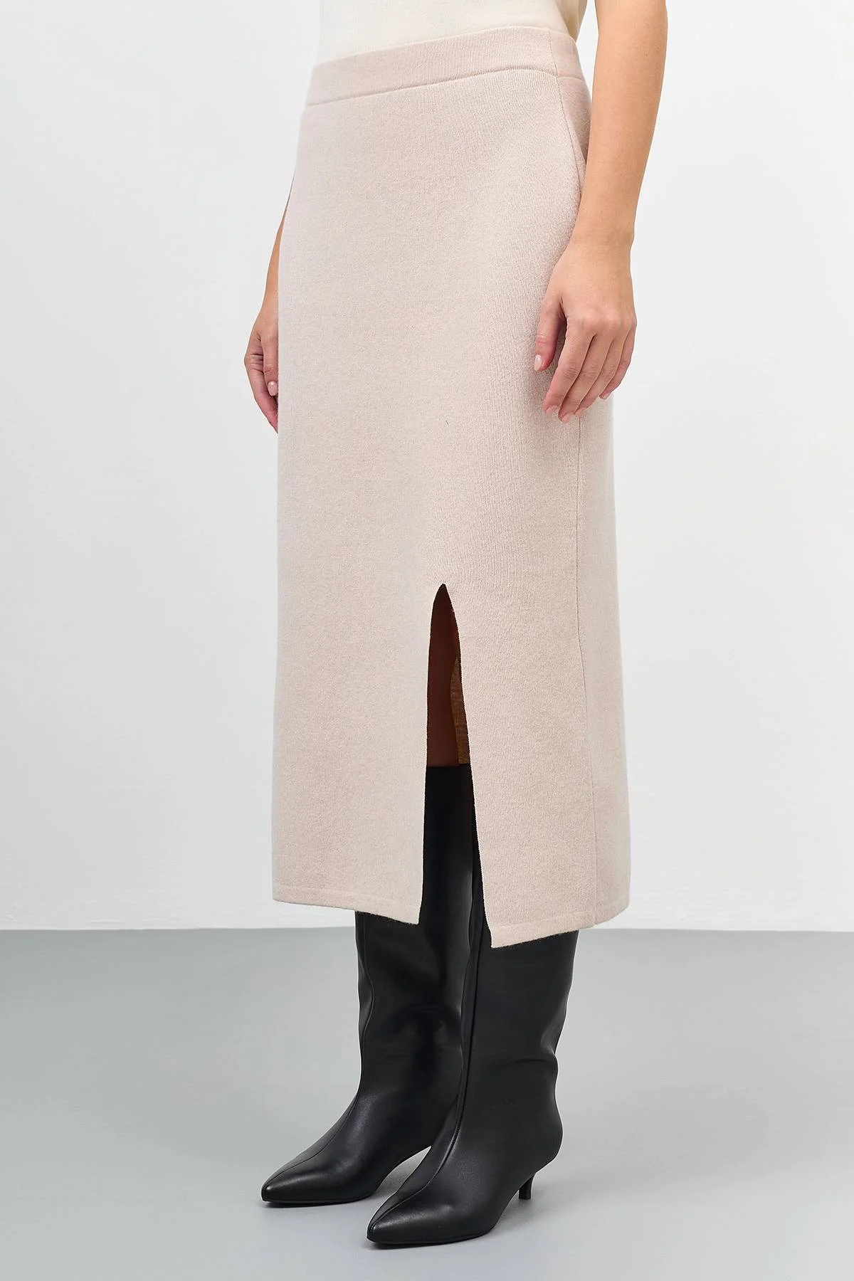 Светлая вязаная юбка-карандаш, 46