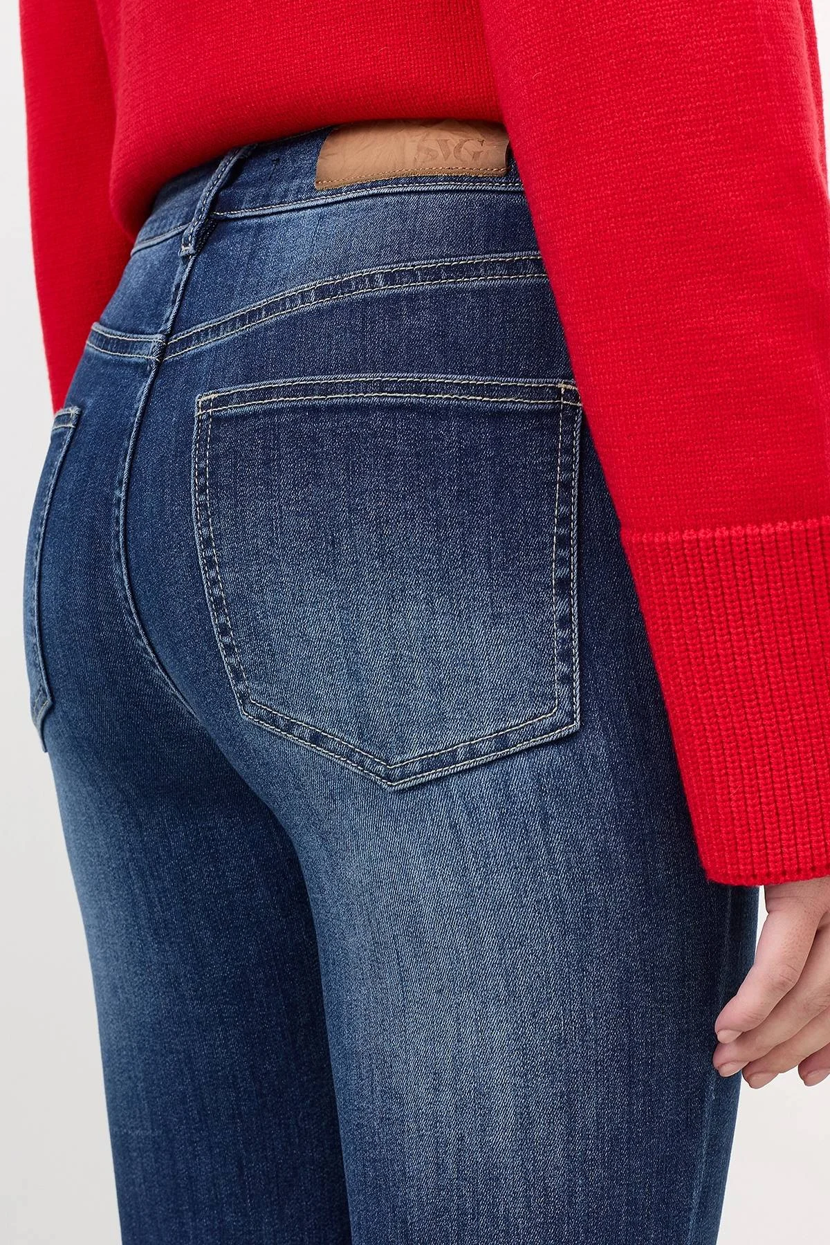 Джинсы с деликатными дестроями, 50