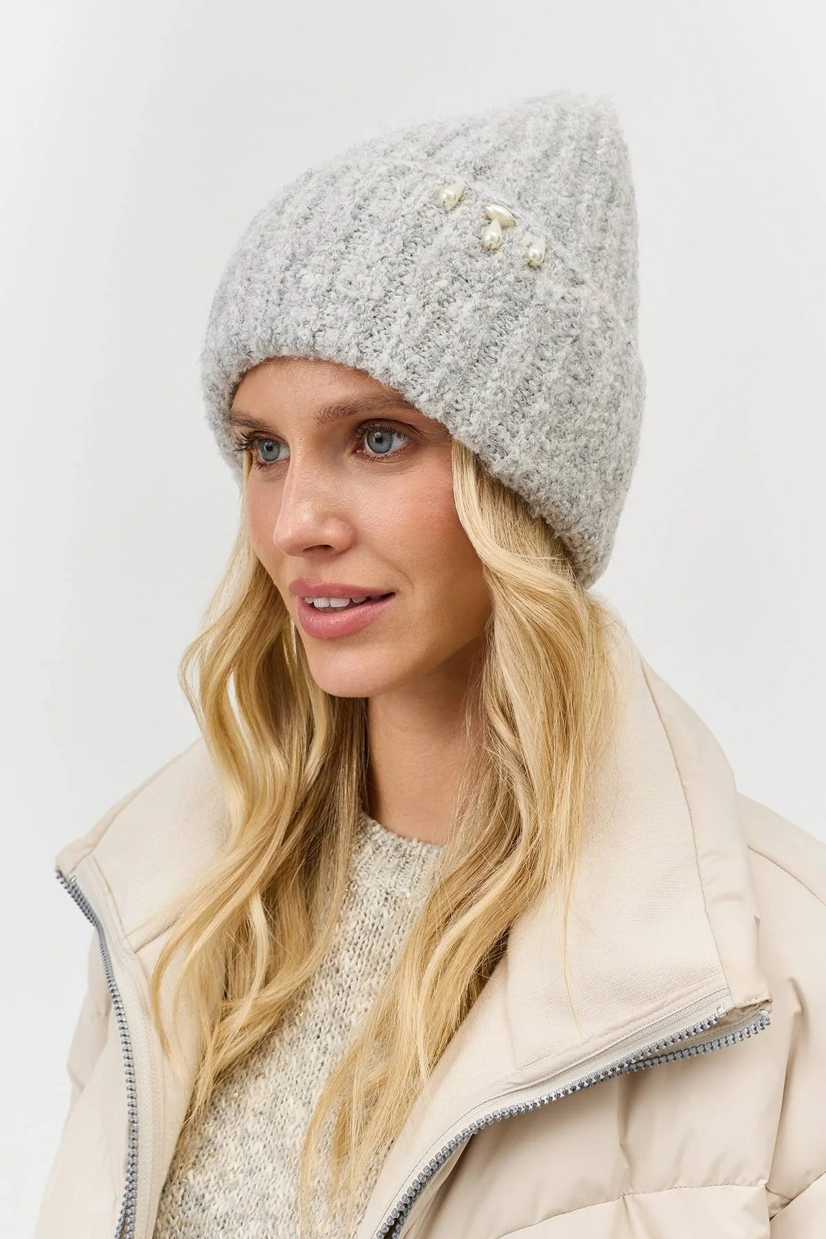Серая пушистая шапка с деликатным декором, One