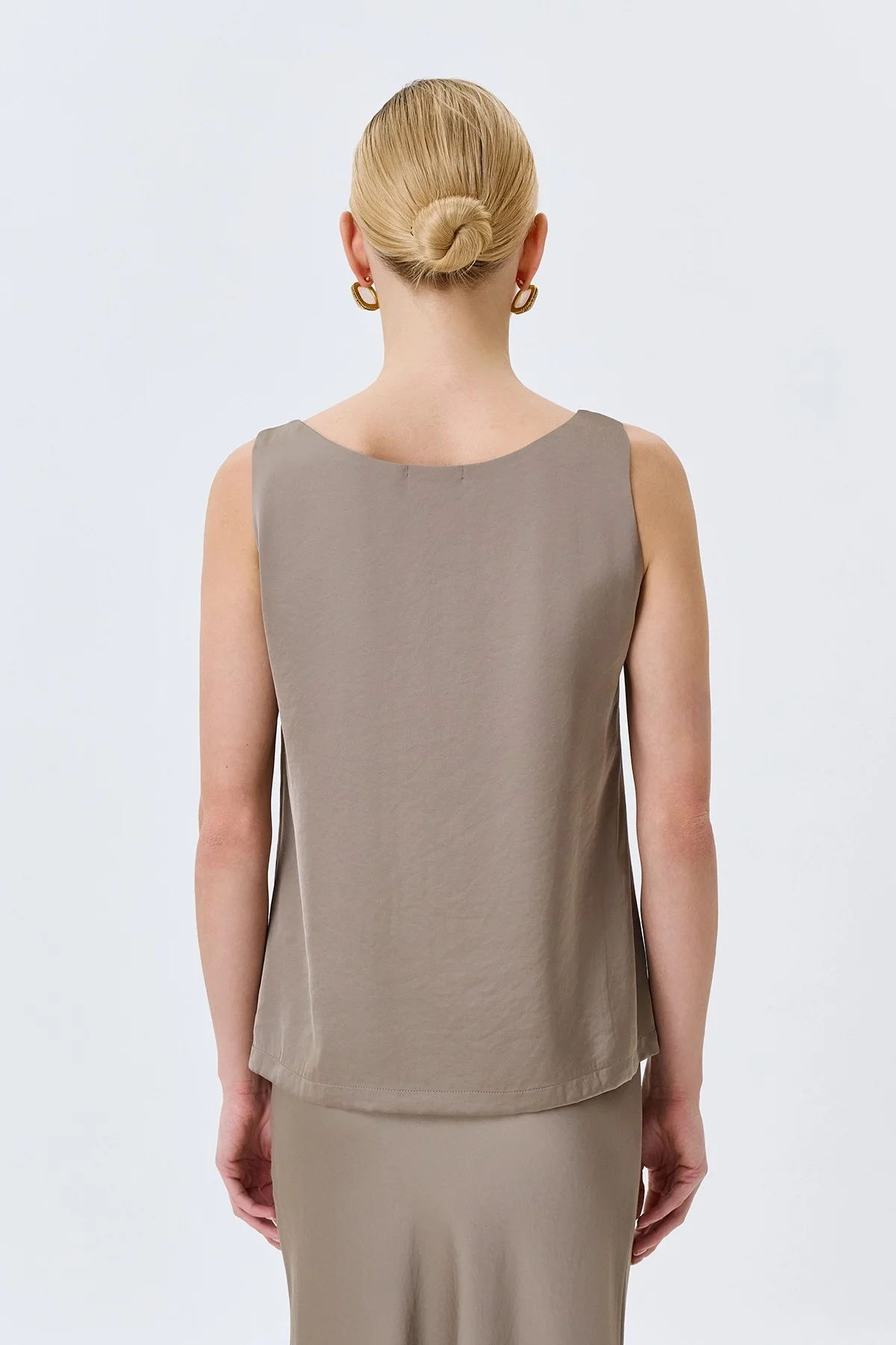 Свободный сатиновый топ в цвете кофе, 46