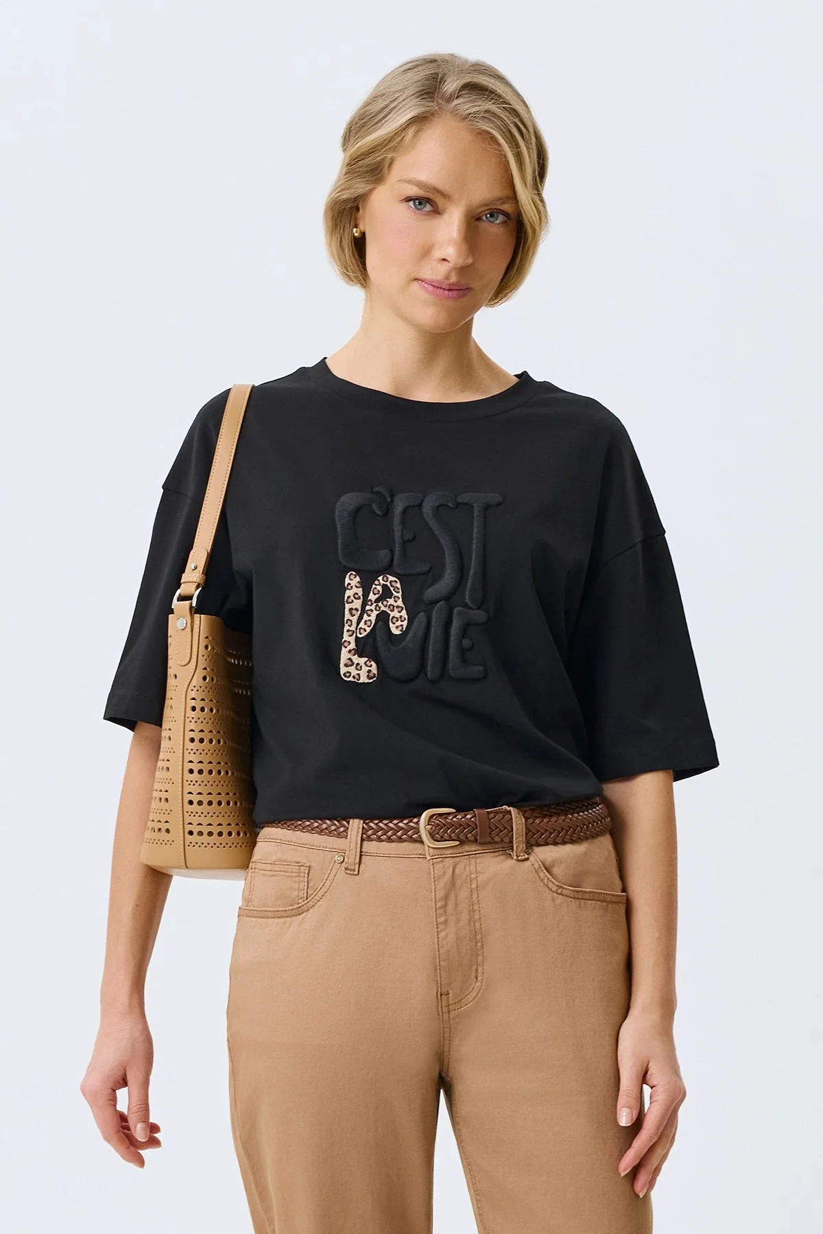 Футболка с объемной вышивкой, 40