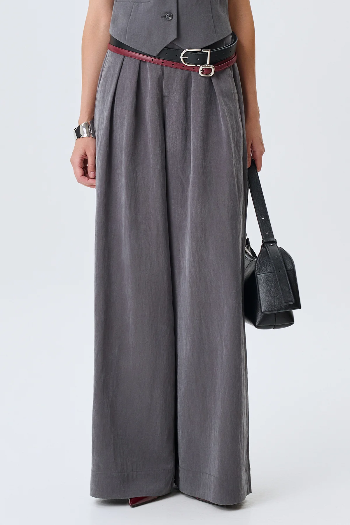 Брюки с акцентными складками из лиоцелла, 50