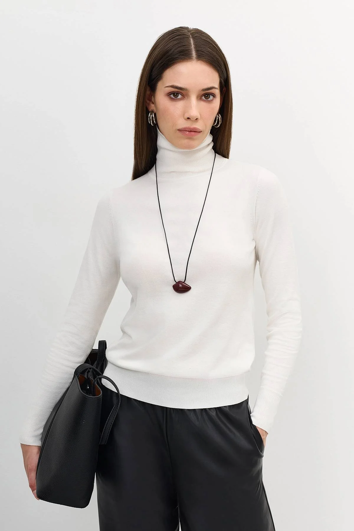 Базовая водолазка из смесовой вискозы в молочном цвете, 46 Базовая водолазка из смесовой вискозы в молочном цвете, 46