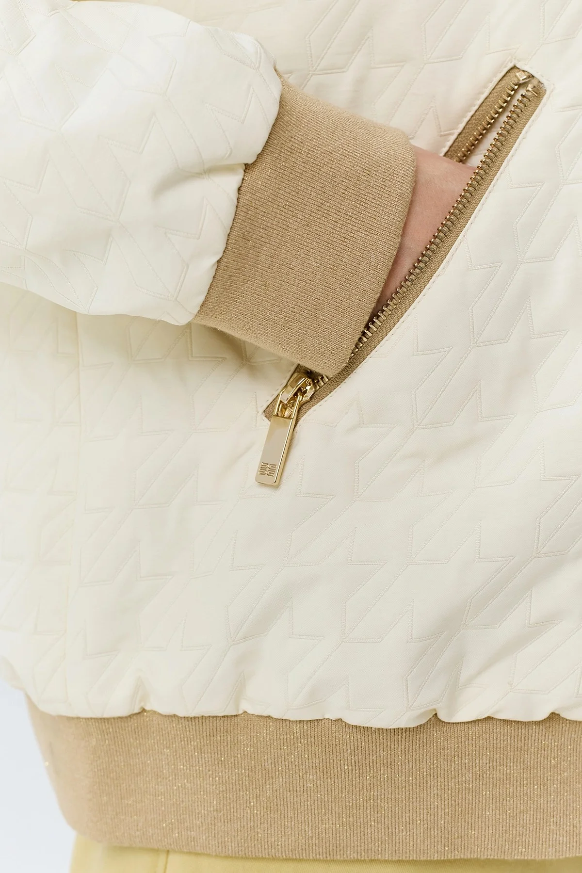 Легкий стеганный бомбер, 46