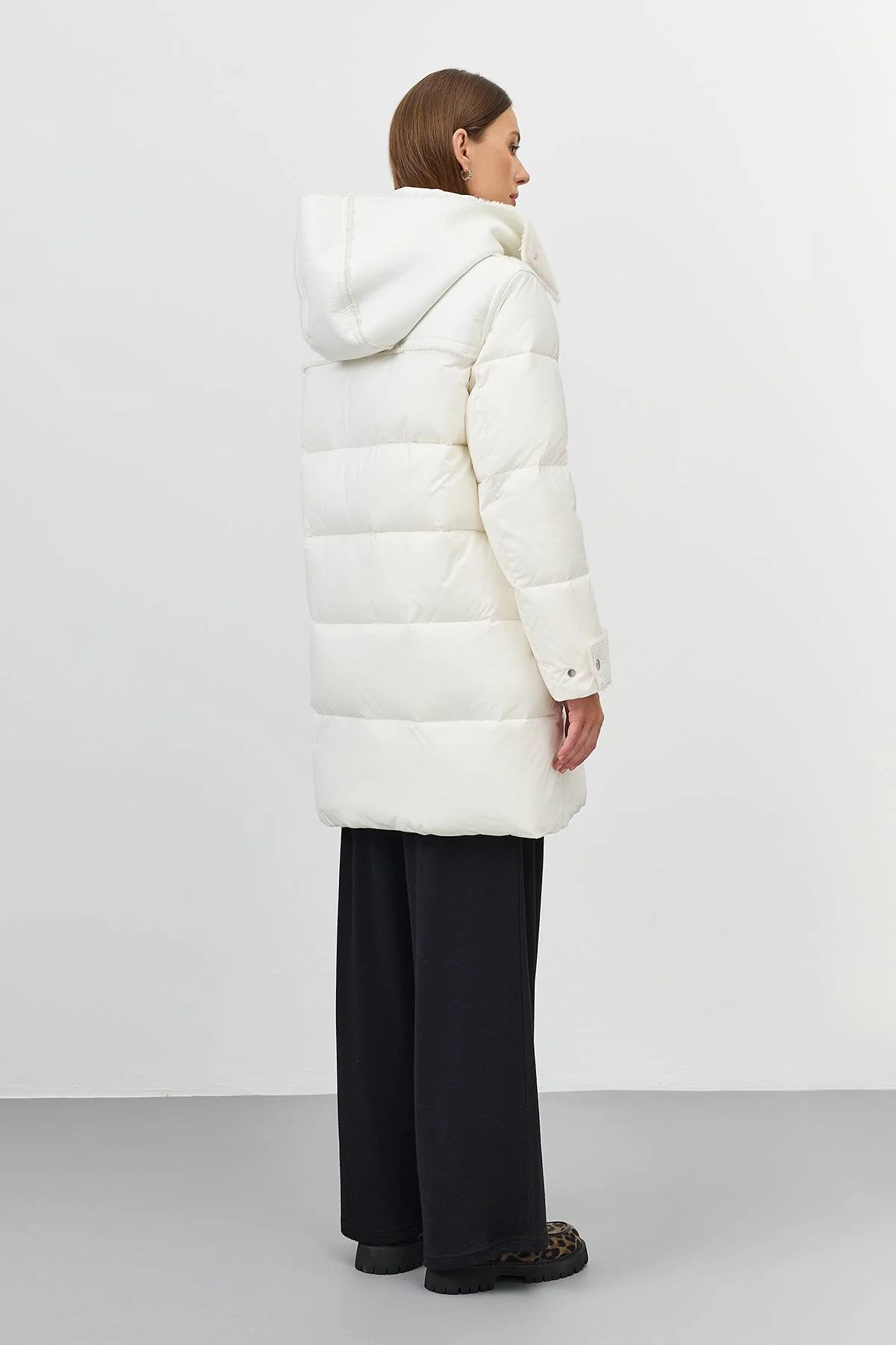 Лимитированная серия пальто с капюшоном из искусственной овчины с палантином, 52