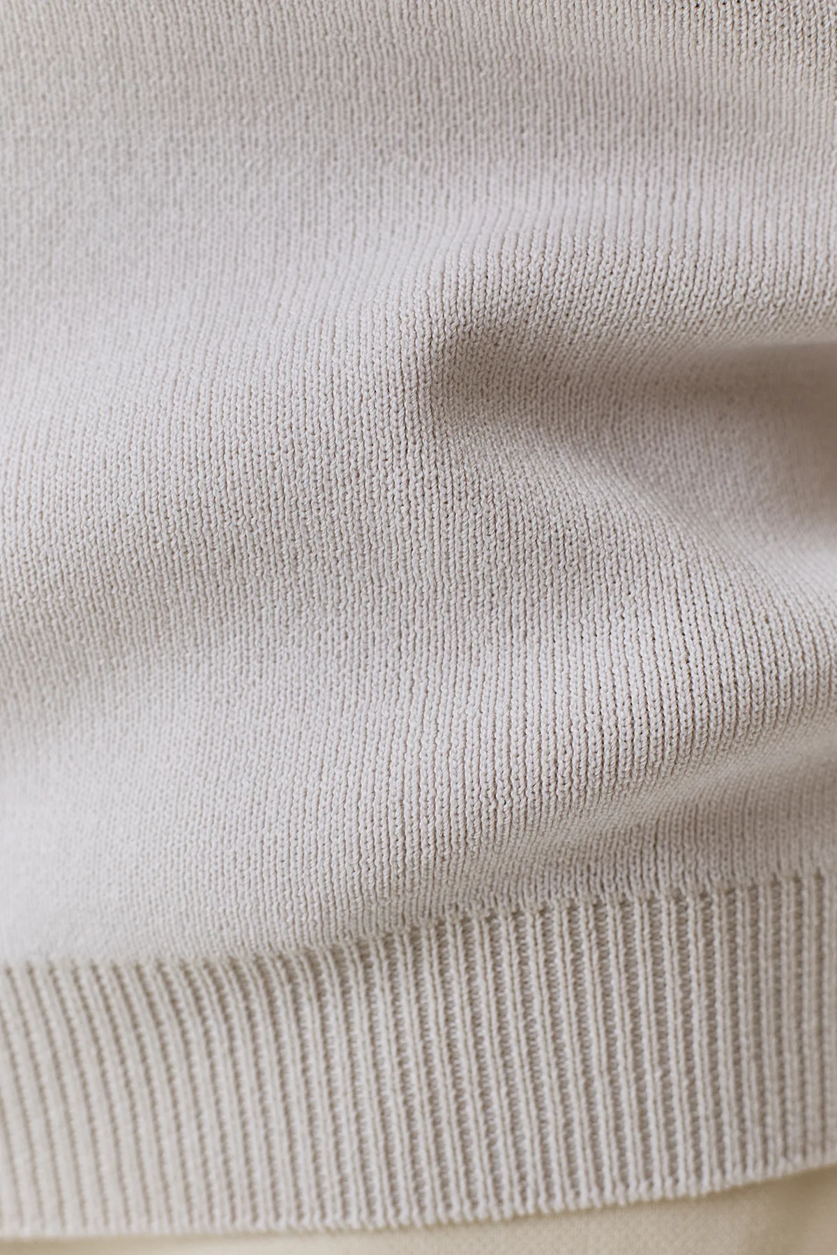 Светлый вязаный топ из вискозы, 46