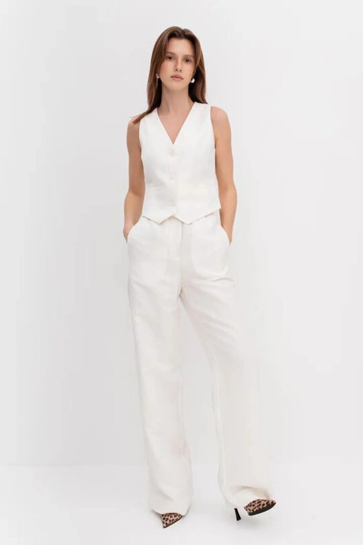 Базовые брюки молочного цвета с мягкими складками, 40р