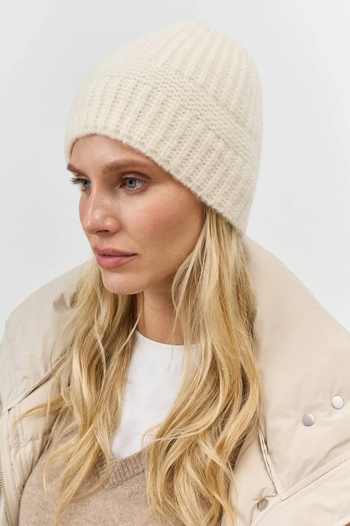 Светлая шапка с шерстью, One