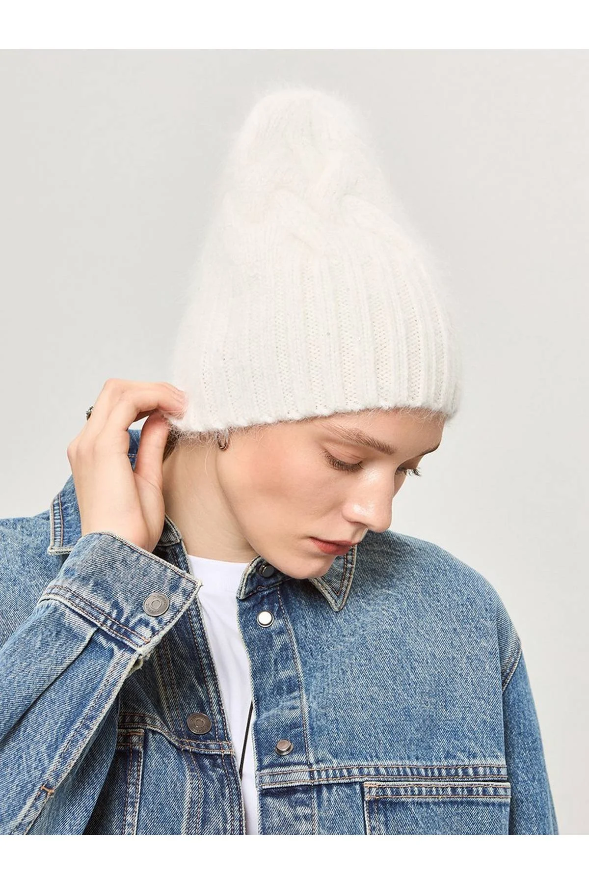 Шапка белая, One