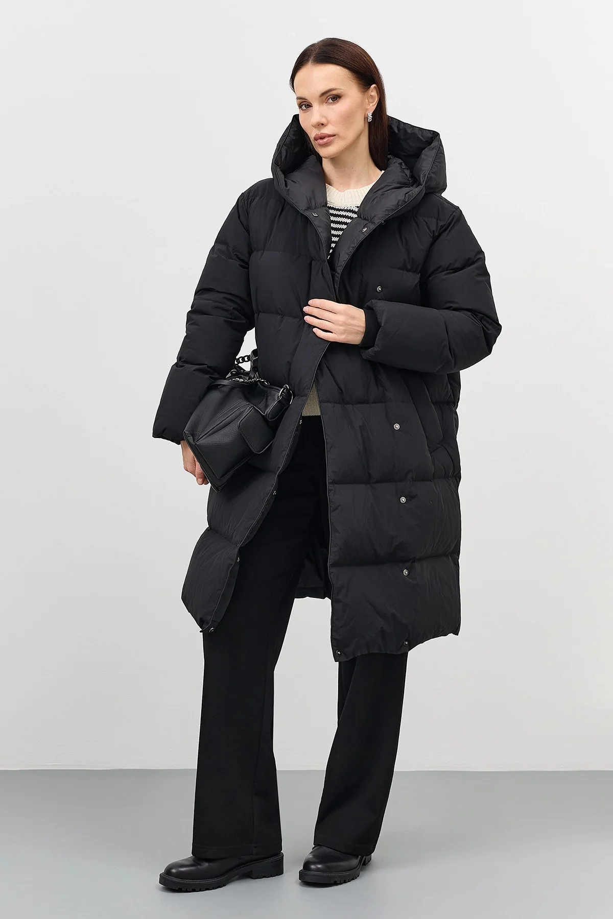 Темный пуховик с капюшоном, 46