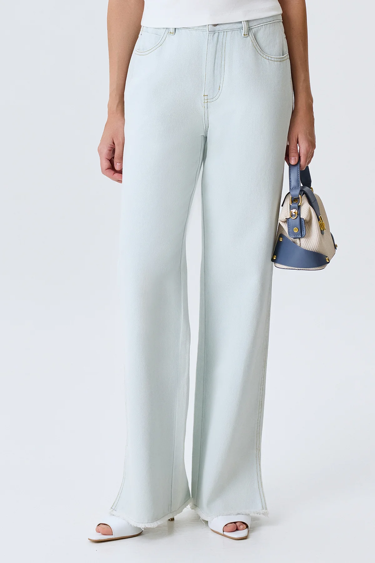 Светлые джинсы с разрезами, 52