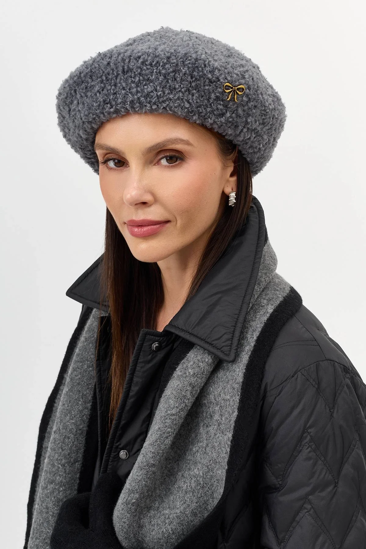 Серый берет с минималистичным декором