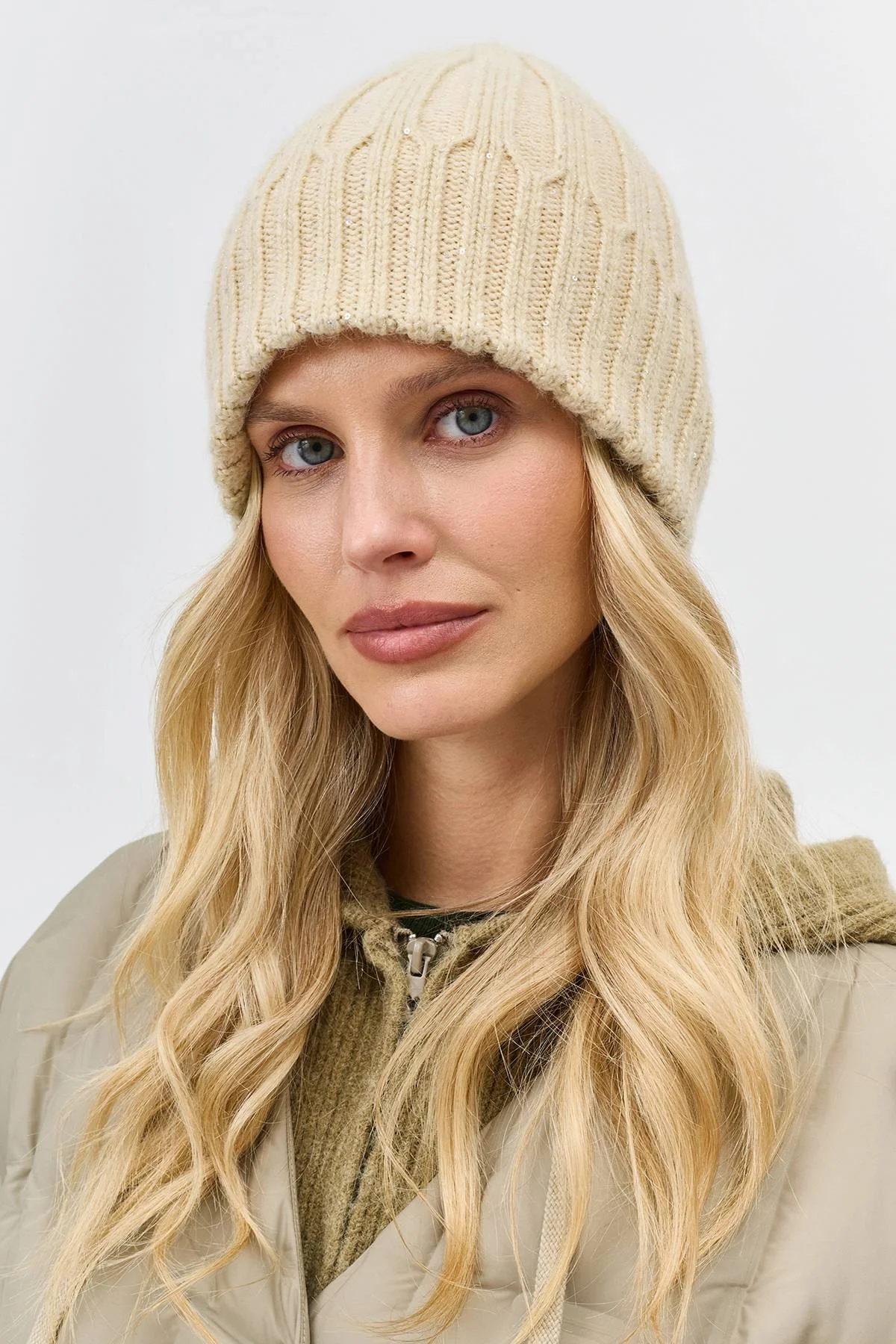 Светлая шапка с мерцающим люрексом и ангорой, One