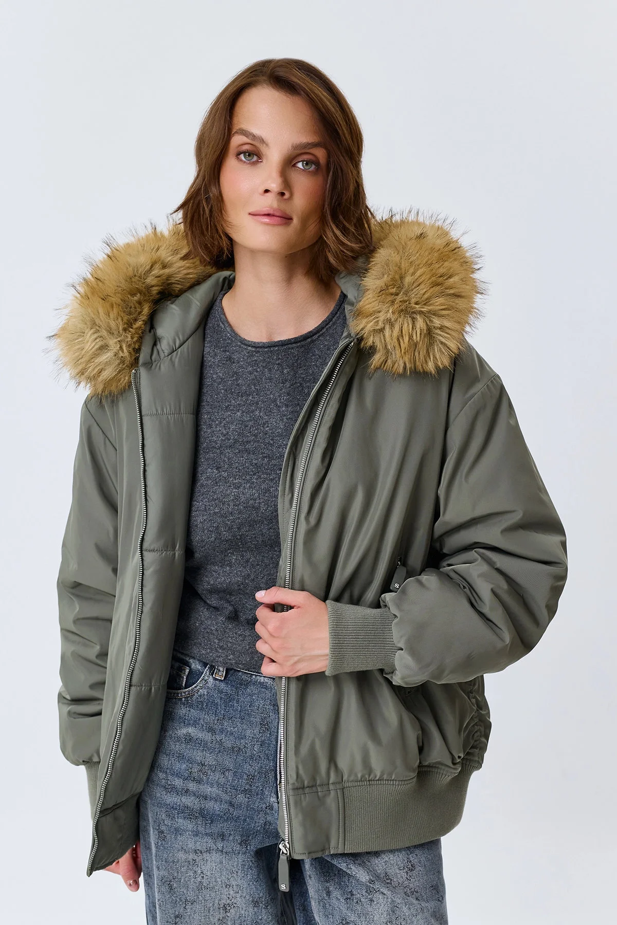 Oversize куртка-бомбер с меховым капюшоном, 50