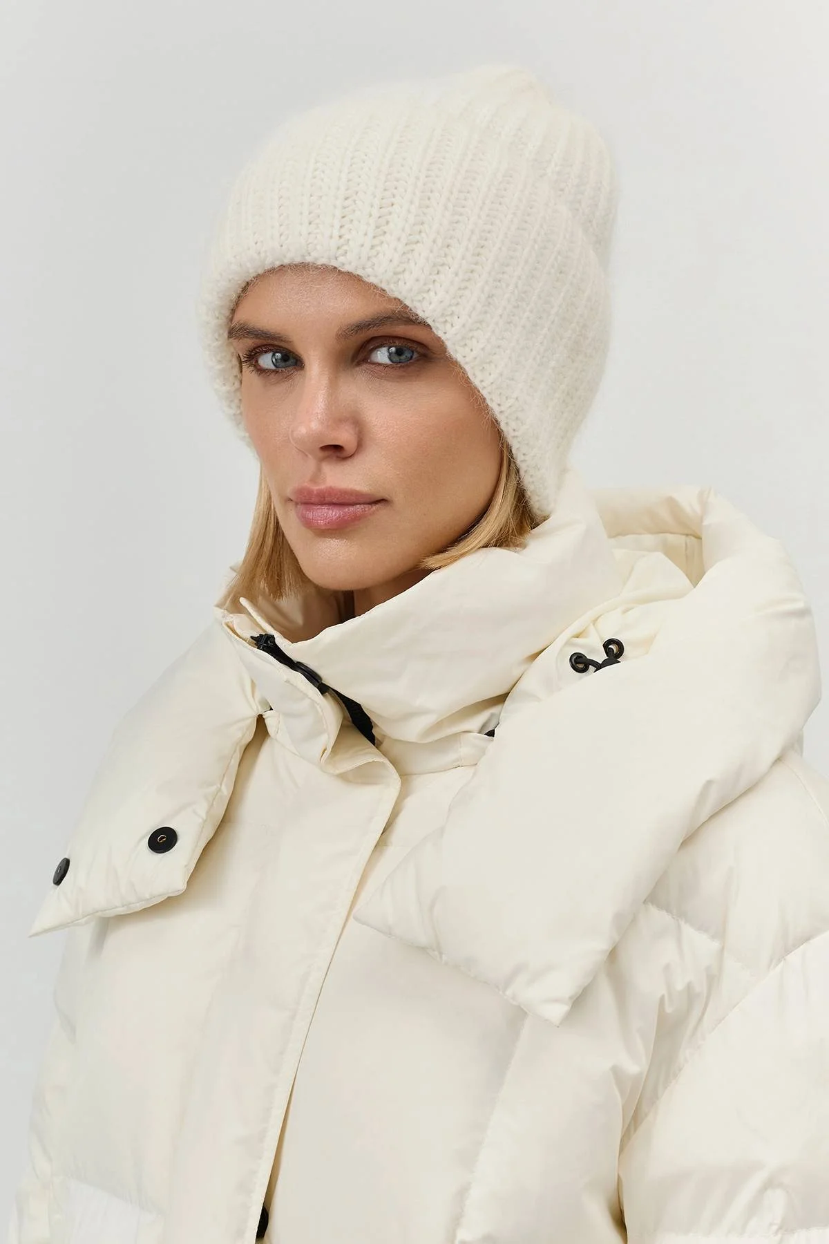 Белая теплая шапка с ангорой, One