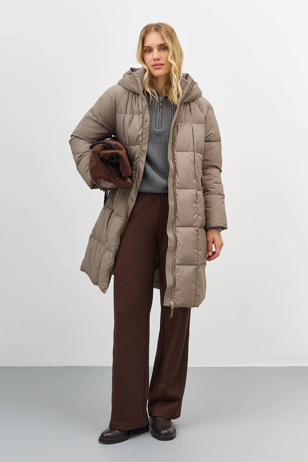 Лимитированная серия бежевое теплое пальто с квадратной стежкой с палантином, 48