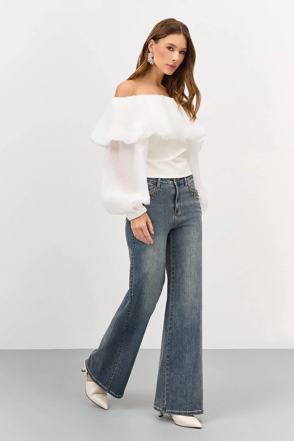 Джинсы с декором из мерцающих страз, 40