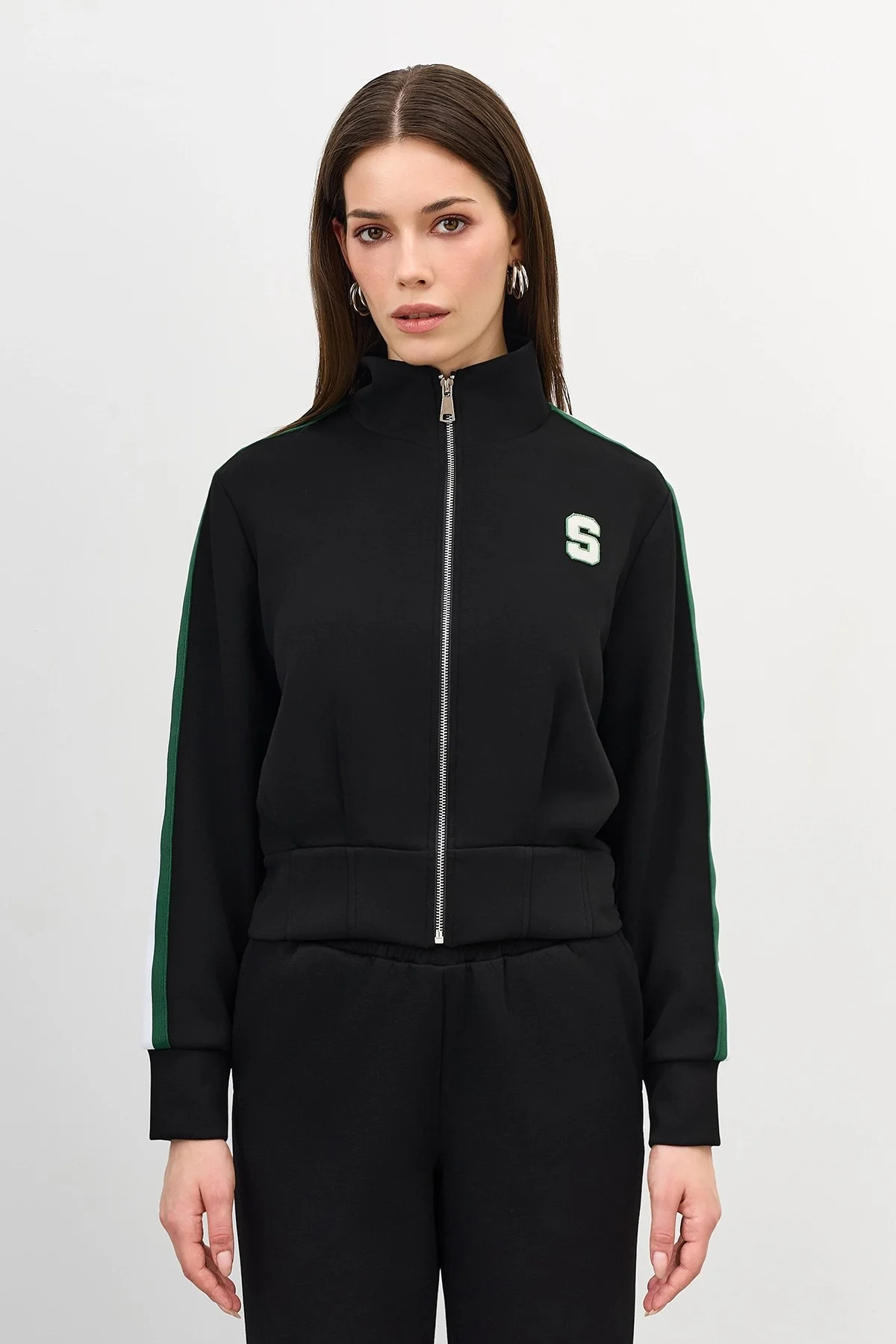 Трикотажный бомбер в спортивном стиле,42