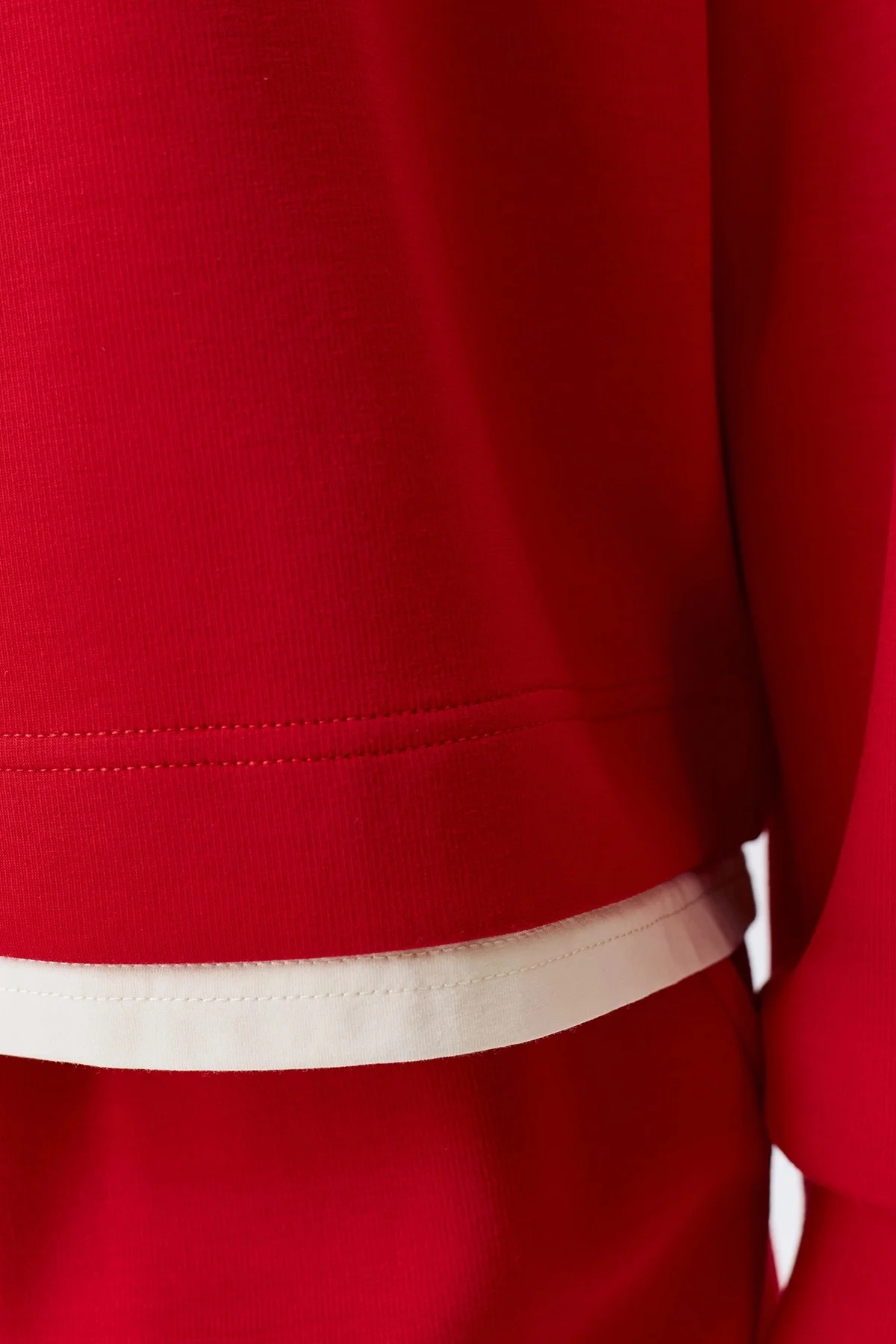 Яркий свитшот с контрастными акцентами, 50