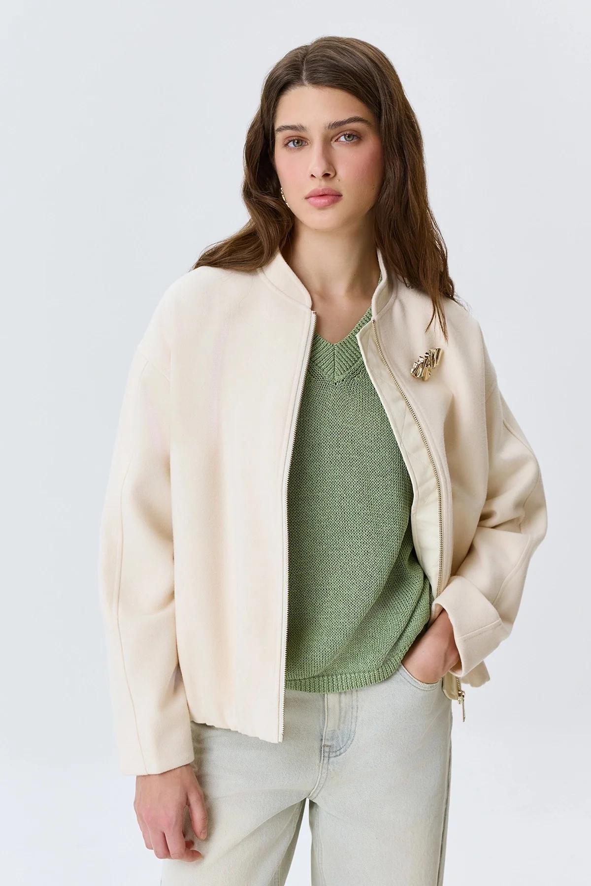 Oversize бомбер с акцентной брошью, 40