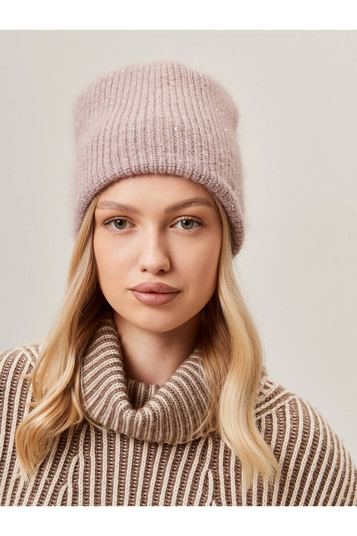 Шапка пыльно-розовая, One