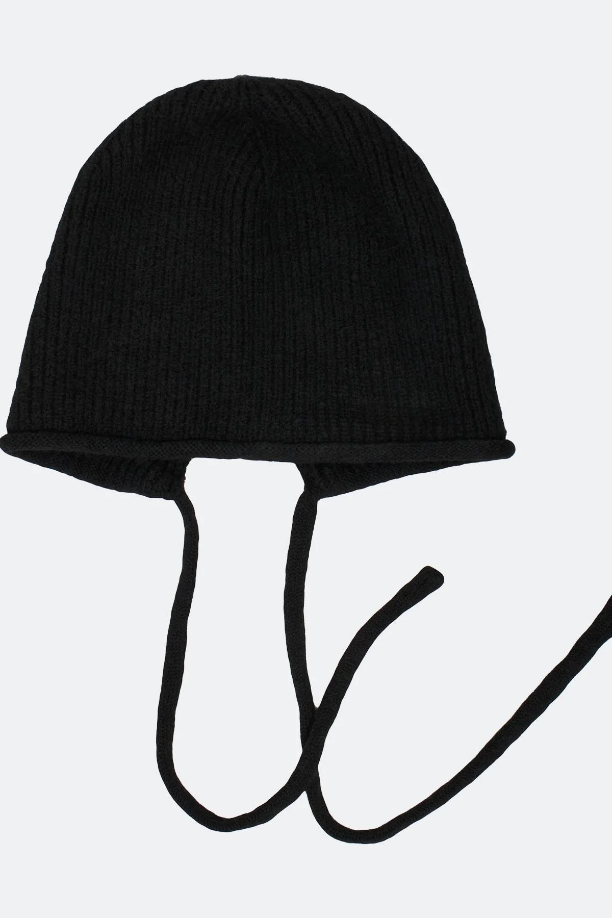 Черная шапка-чепчик с завязками, One