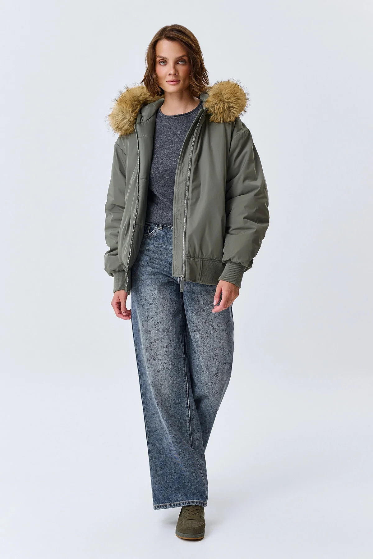 Oversize куртка-бомбер с меховым капюшоном, 50