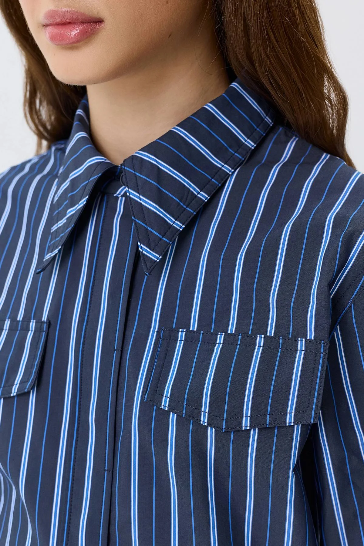 Яркая приталенная рубашка в полоску, 42