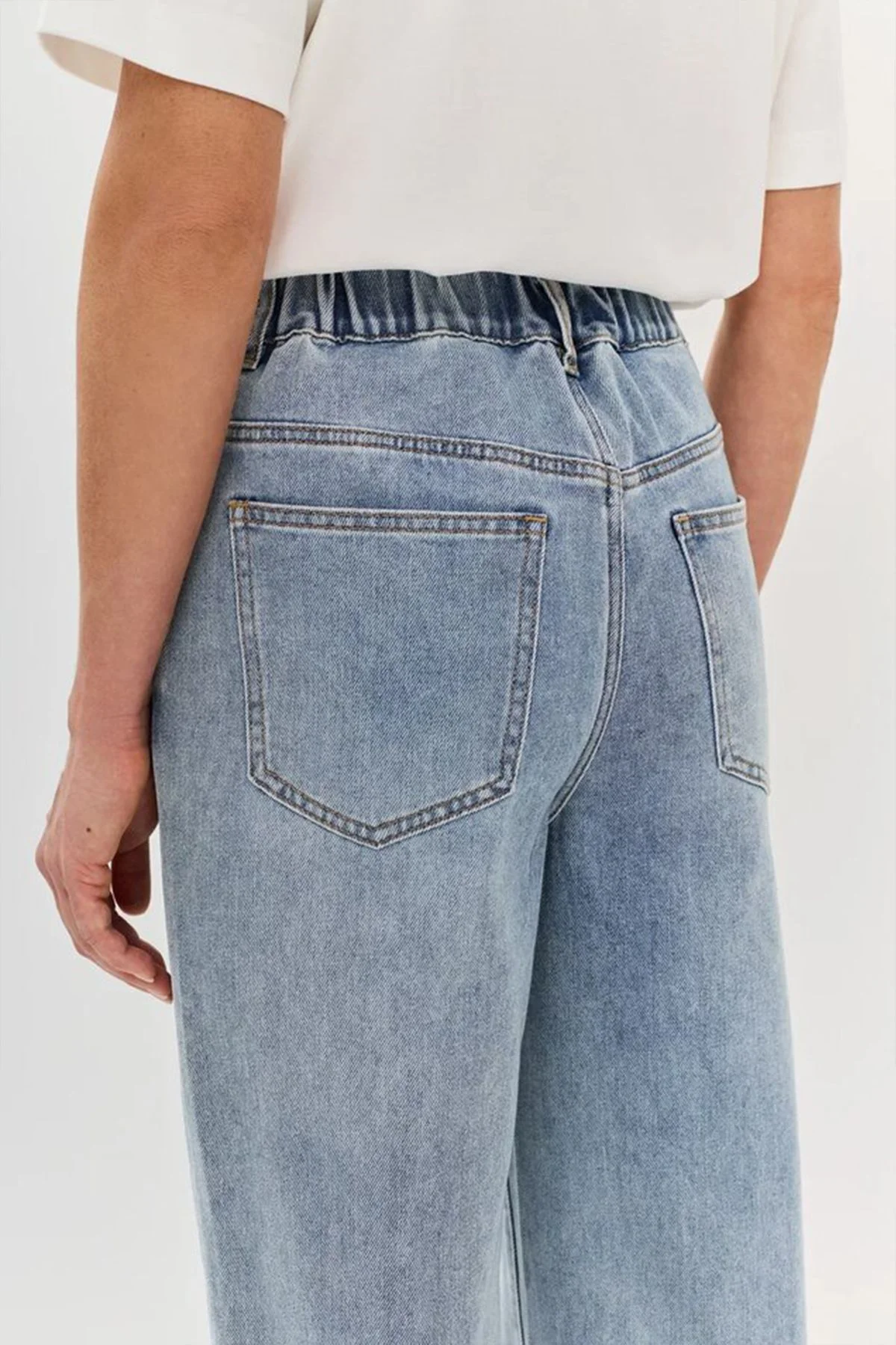 Прямые джинсы с искрящимся декором из страз, 52р