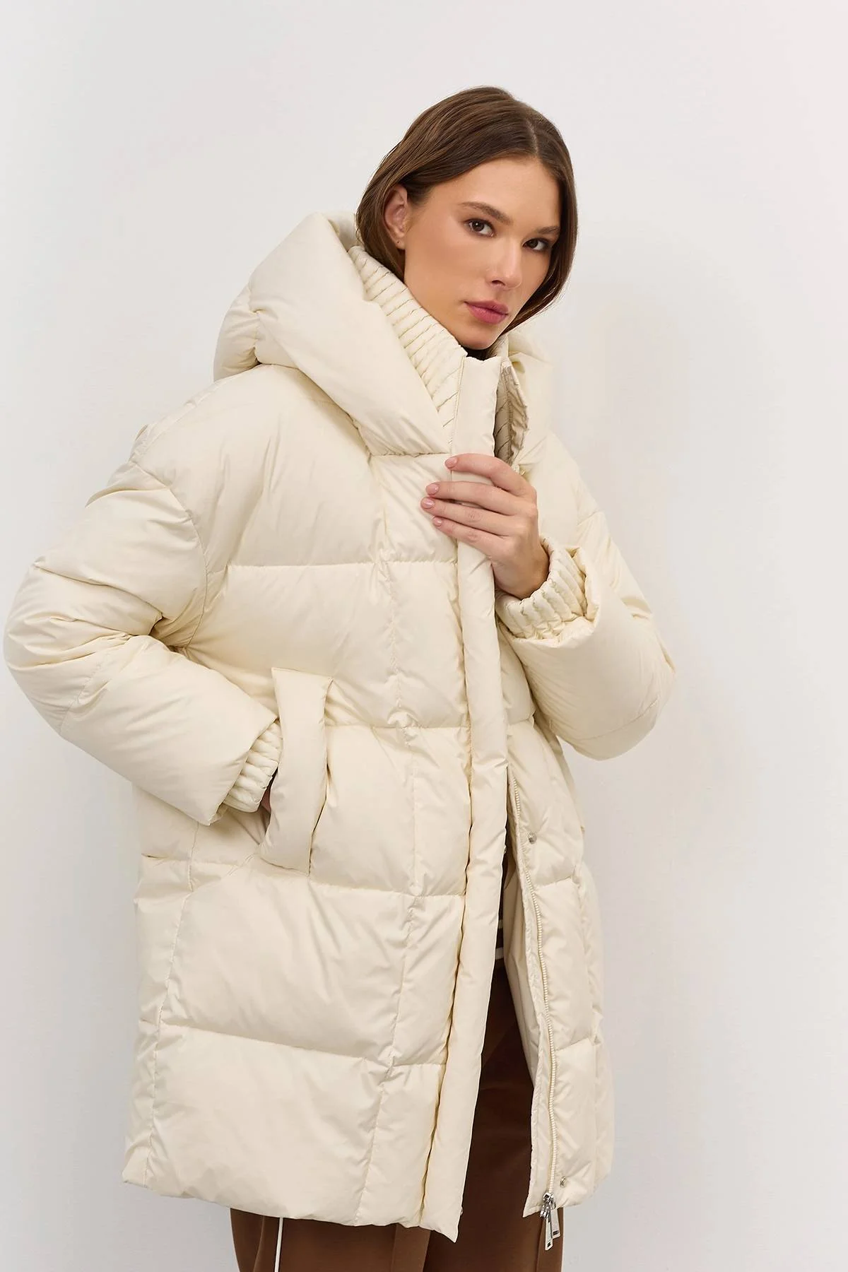 Укороченный пуховик с акцентным воротником, 48