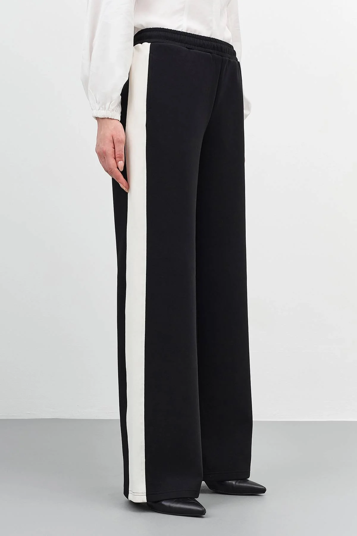 Брюки с контрастными лампасами, 46 Брюки с контрастными лампасами, 46