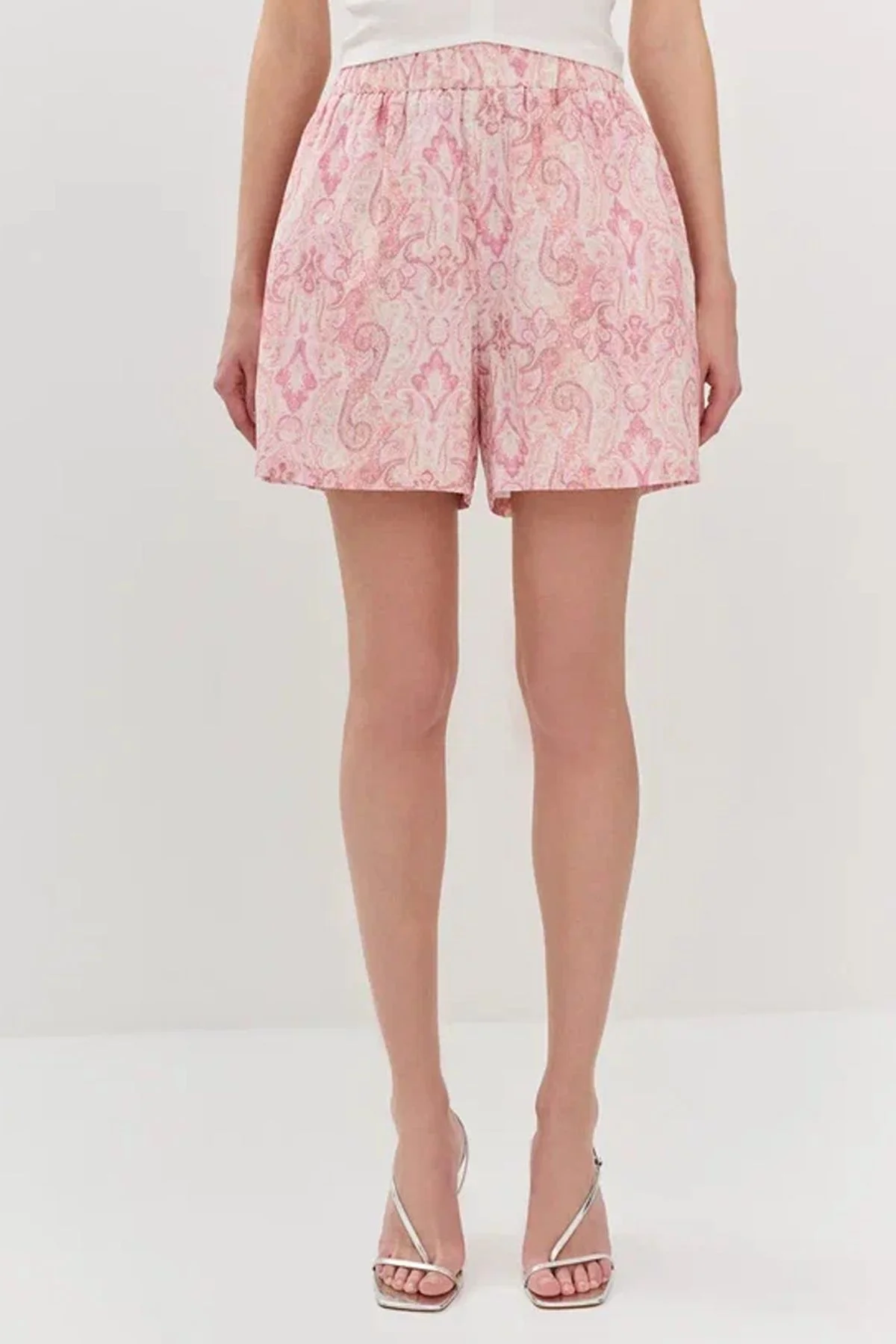 Короткие шорты с резинкой на талии, 50р