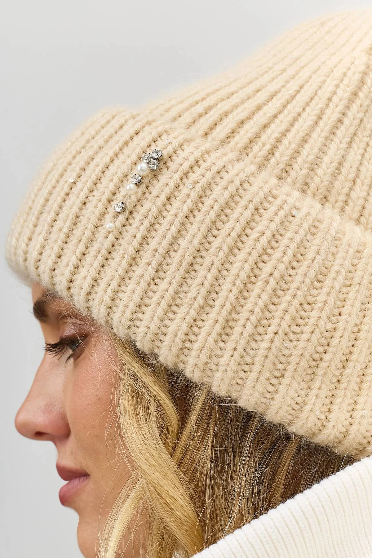 Шапка бини с минималистичным декором, One