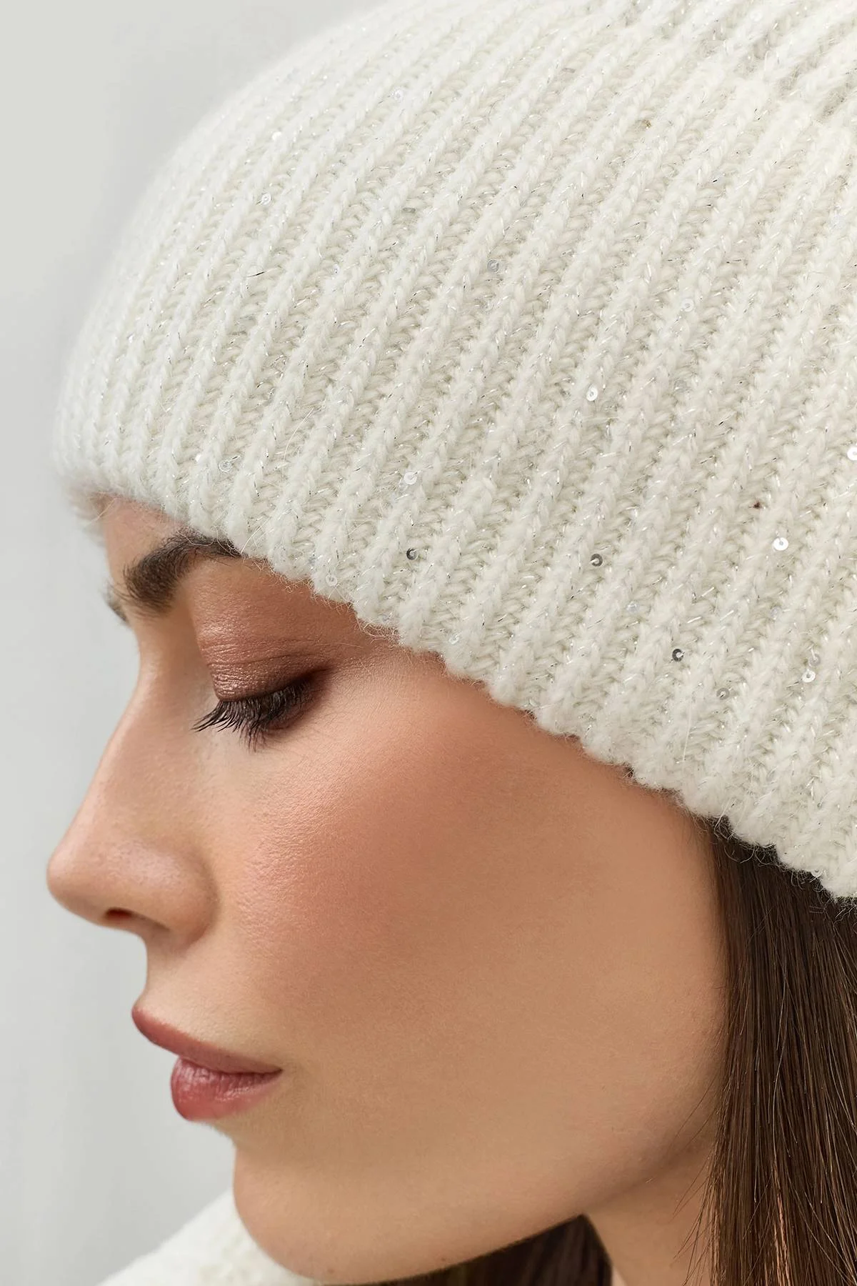 Светлая шапка бини с широким отворотом, One