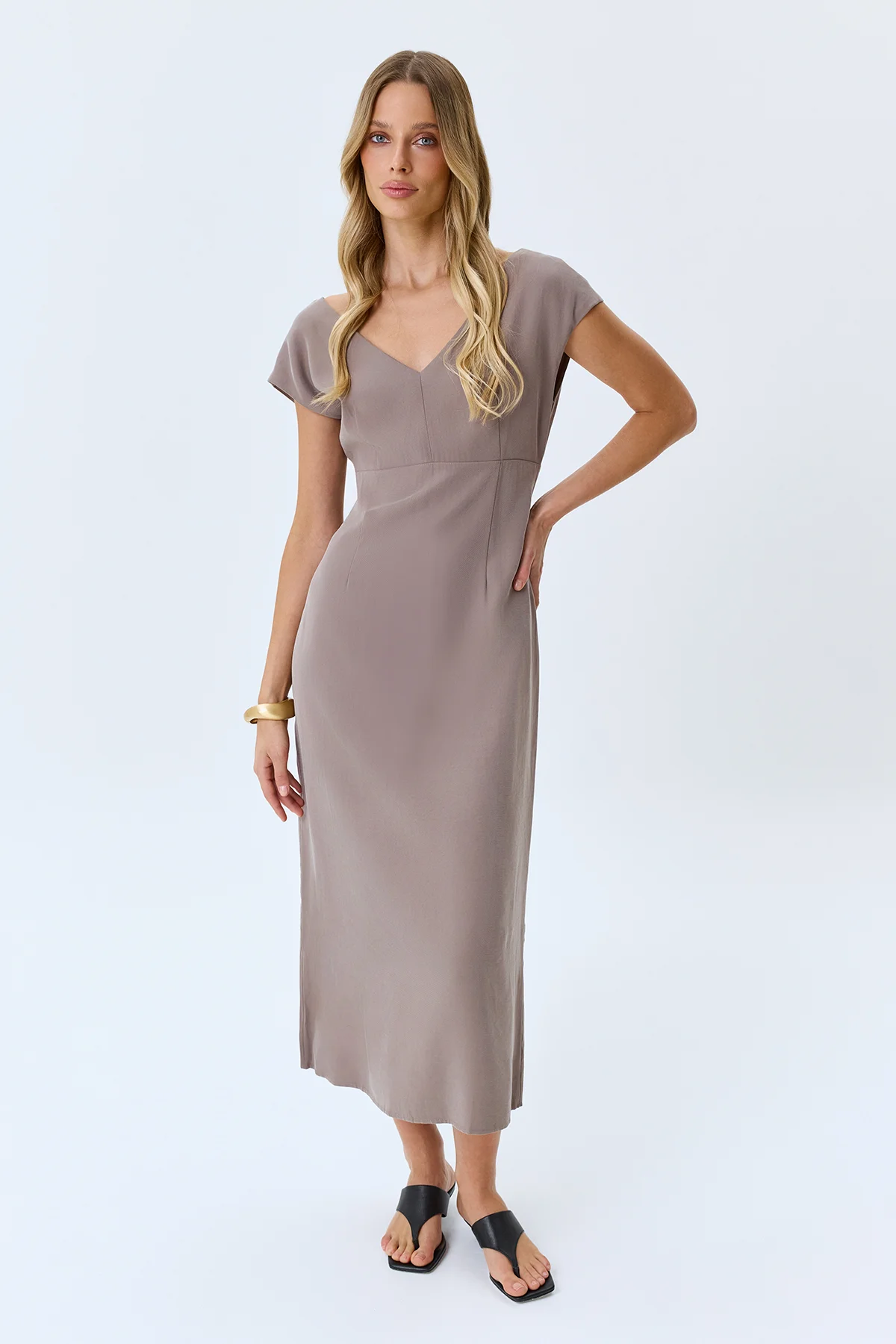 Приталенное платье с V-образным вырезом, 48