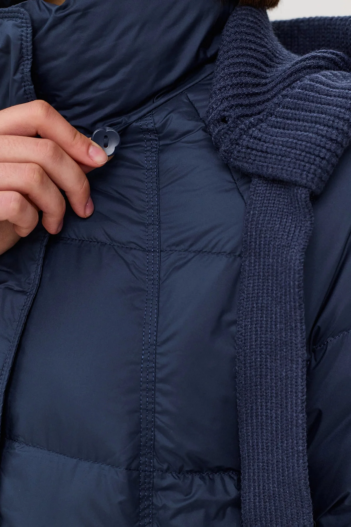 Пуховик с ярким вязаным капюшоном, 44