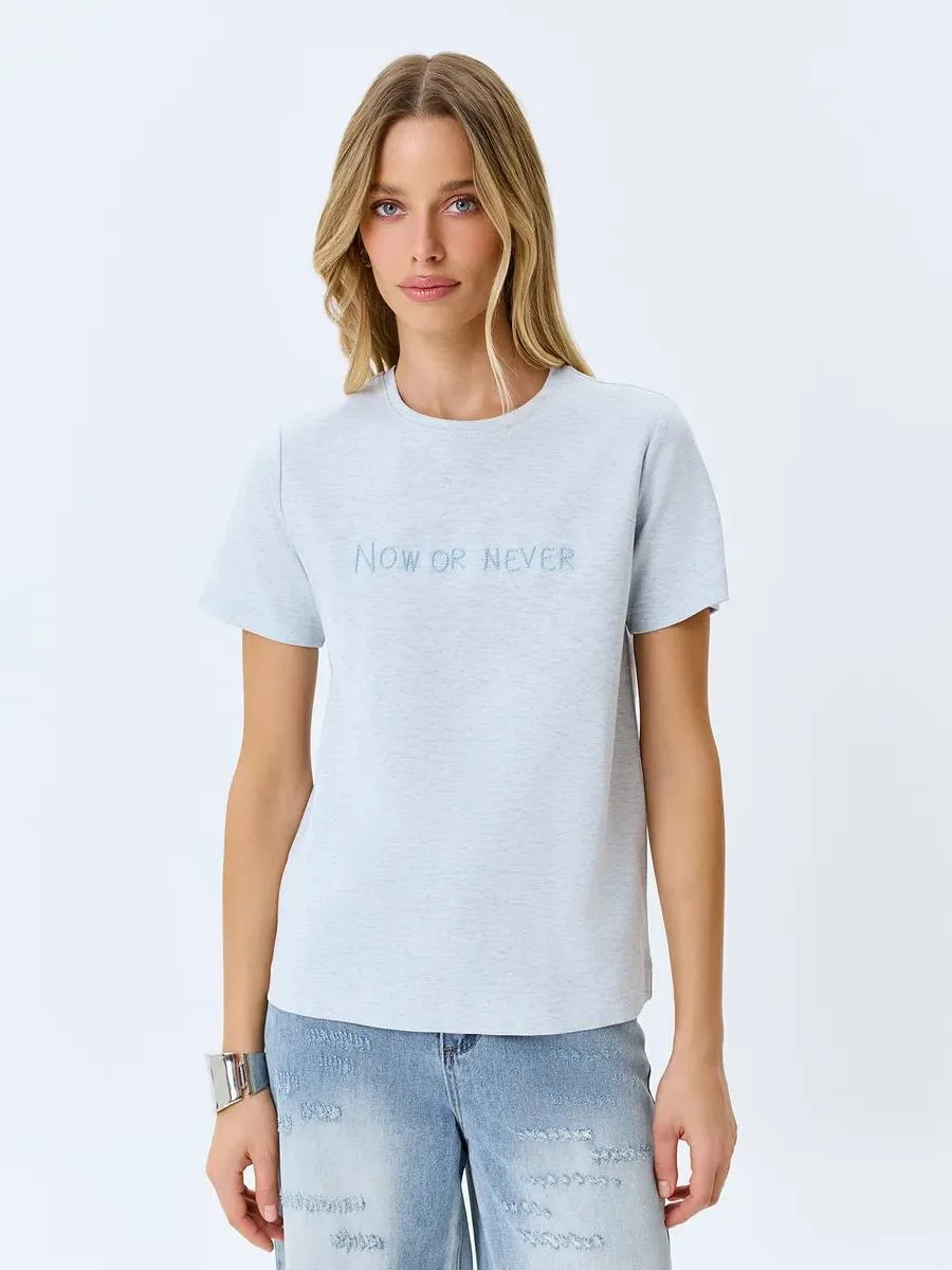 Меланжевая футболка с деликатной вышивкой, 52