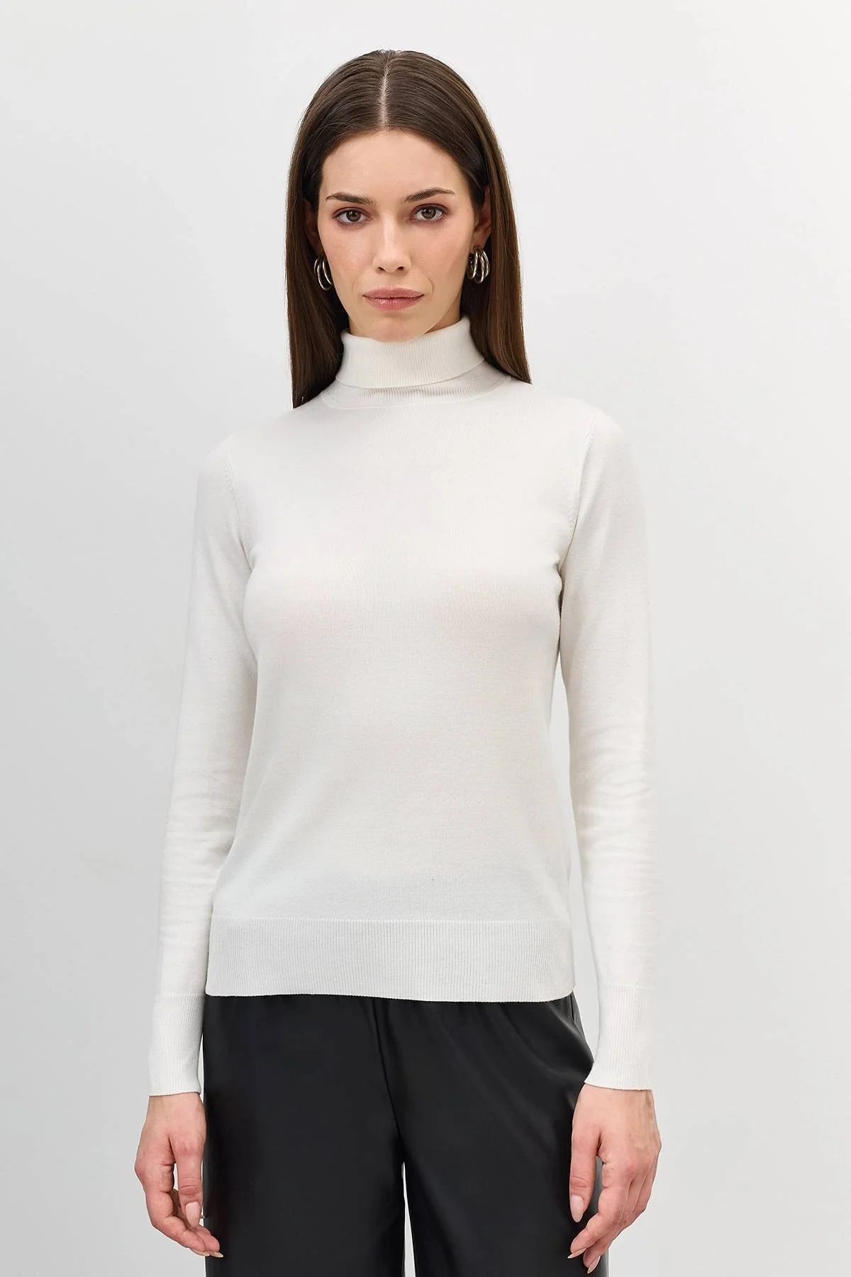 Базовая водолазка из смесовой вискозы в молочном цвете, 46 Базовая водолазка из смесовой вискозы в молочном цвете, 46