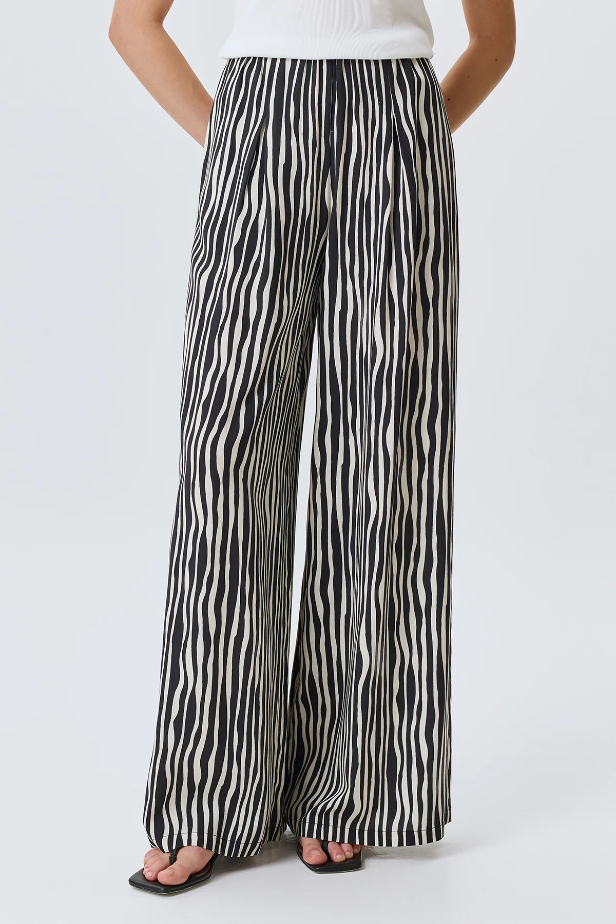 Брюки в монохромную полоску, 52