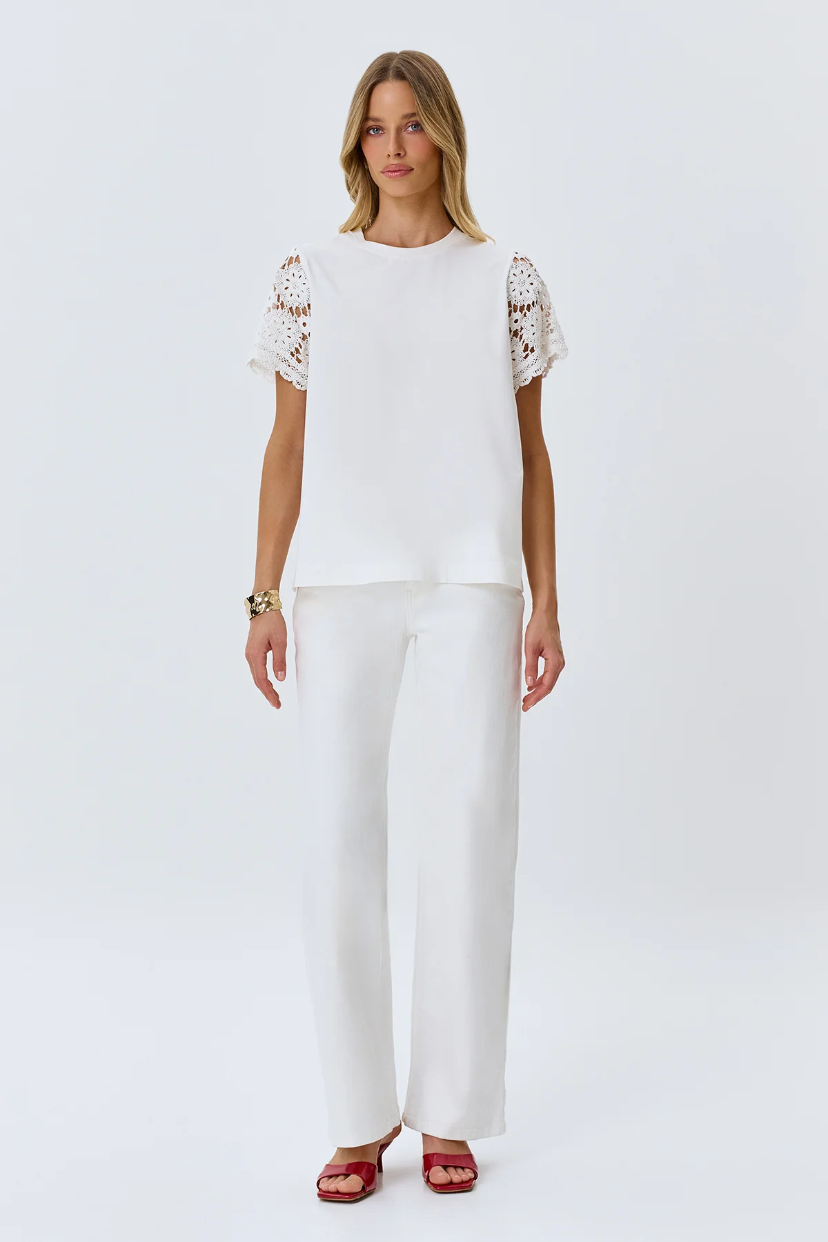 Белые джинсы с вышивкой и цветной фурнитурой, 48