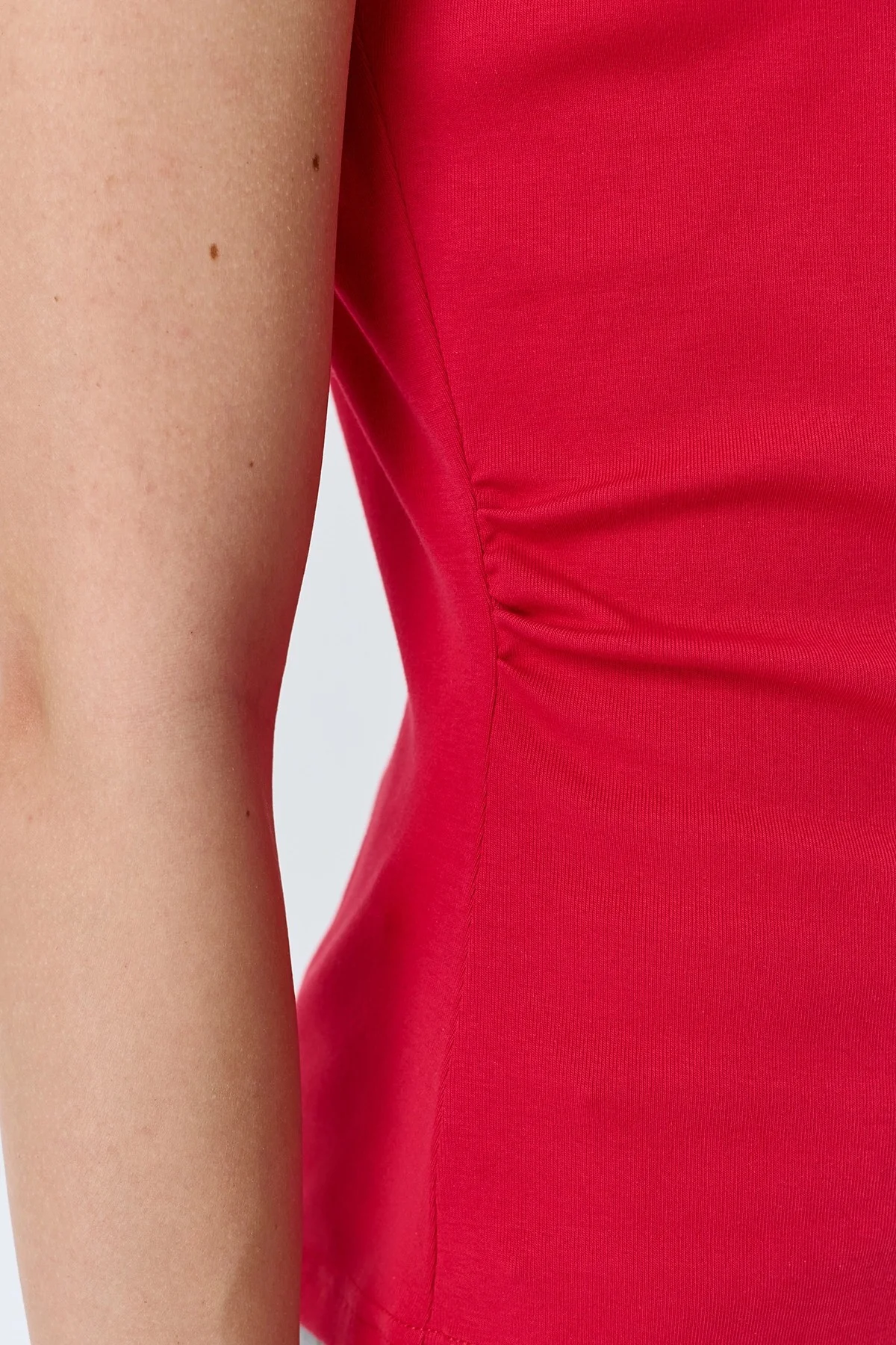 Асимметричный красный топ с высоким разрезом, 48