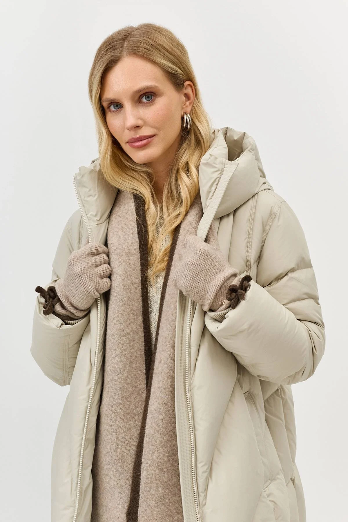 Светлые вязаные перчатки с контрастной отделкой, One