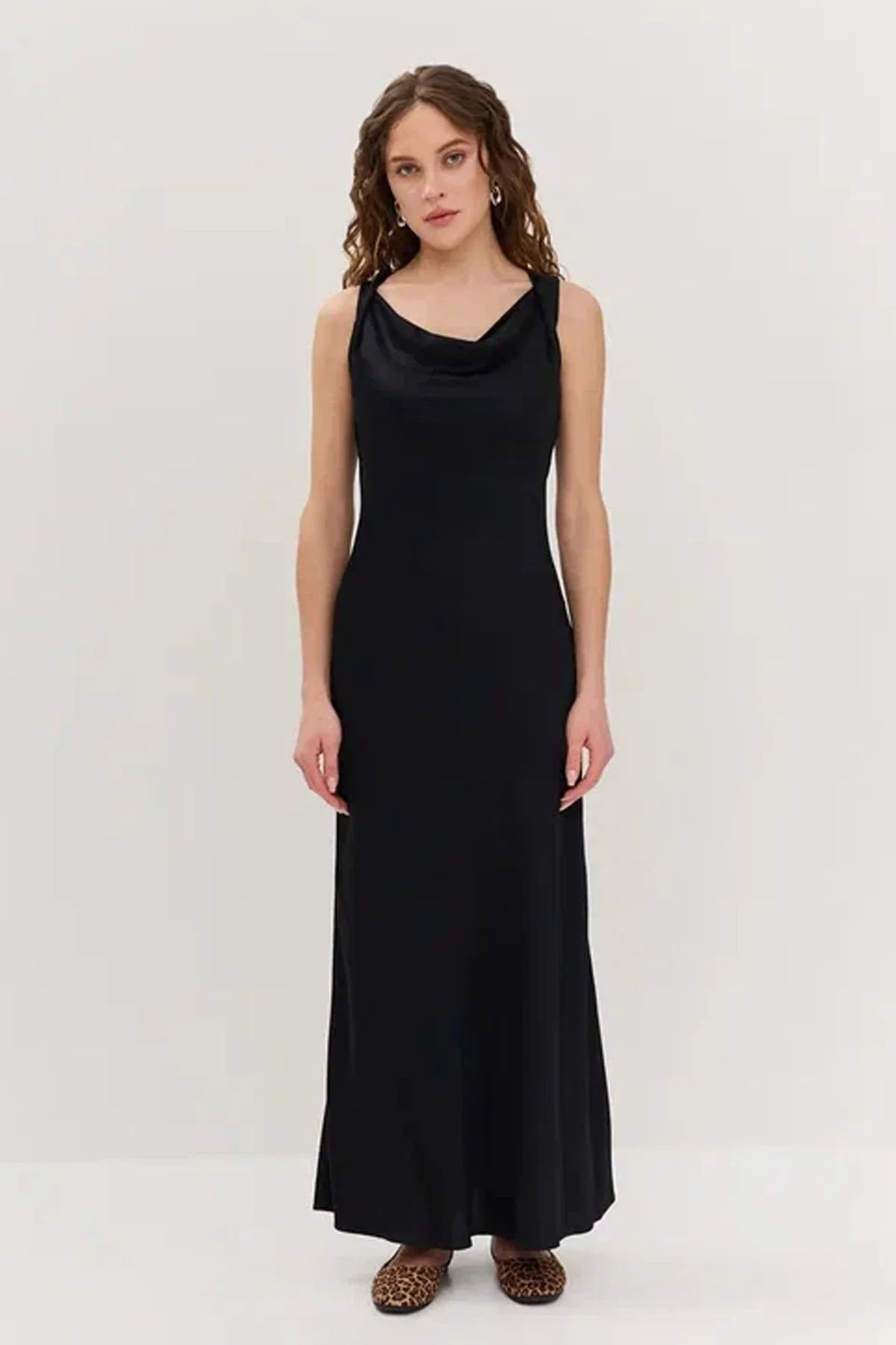 Приталенное платье миди в чёрном цвете, 46р